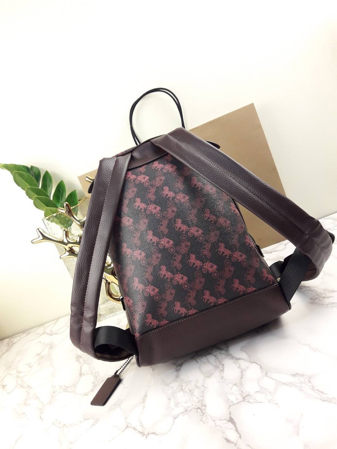 OUTLET 】COACH Barrow Backpack With Horse And Carriage Print And Hearts Oxblood (F79024) โดดเด่น ไม่จำเจ แถมใช้ดีไปอีก< 🌹สวยโดดเด่นอย่างลงตัว💃💃พลาดแล้ว พลาดเลยจ้ารอบนี้ // เป้รุ่นใหม่ canvas ผสมหนังแท้คุณภาพดี หนังนิ่มมือมากๆ ขนา