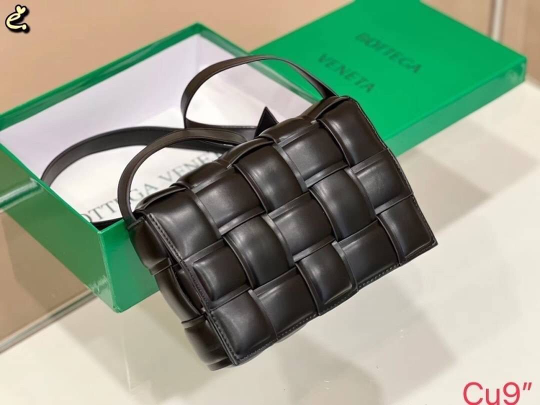 BOTTEGA VENETA PADDED CASSETTE BAG สร้างสรรค์ให้ไอเท็มนี้ดูหรู ดูแพง ใบจริงสวยมาก ใช้ได้ทั้งชายหญิง มาจำนวนจำกัด รีบตำกันน้า ไม่อยากให้พลาดเลยจ้า