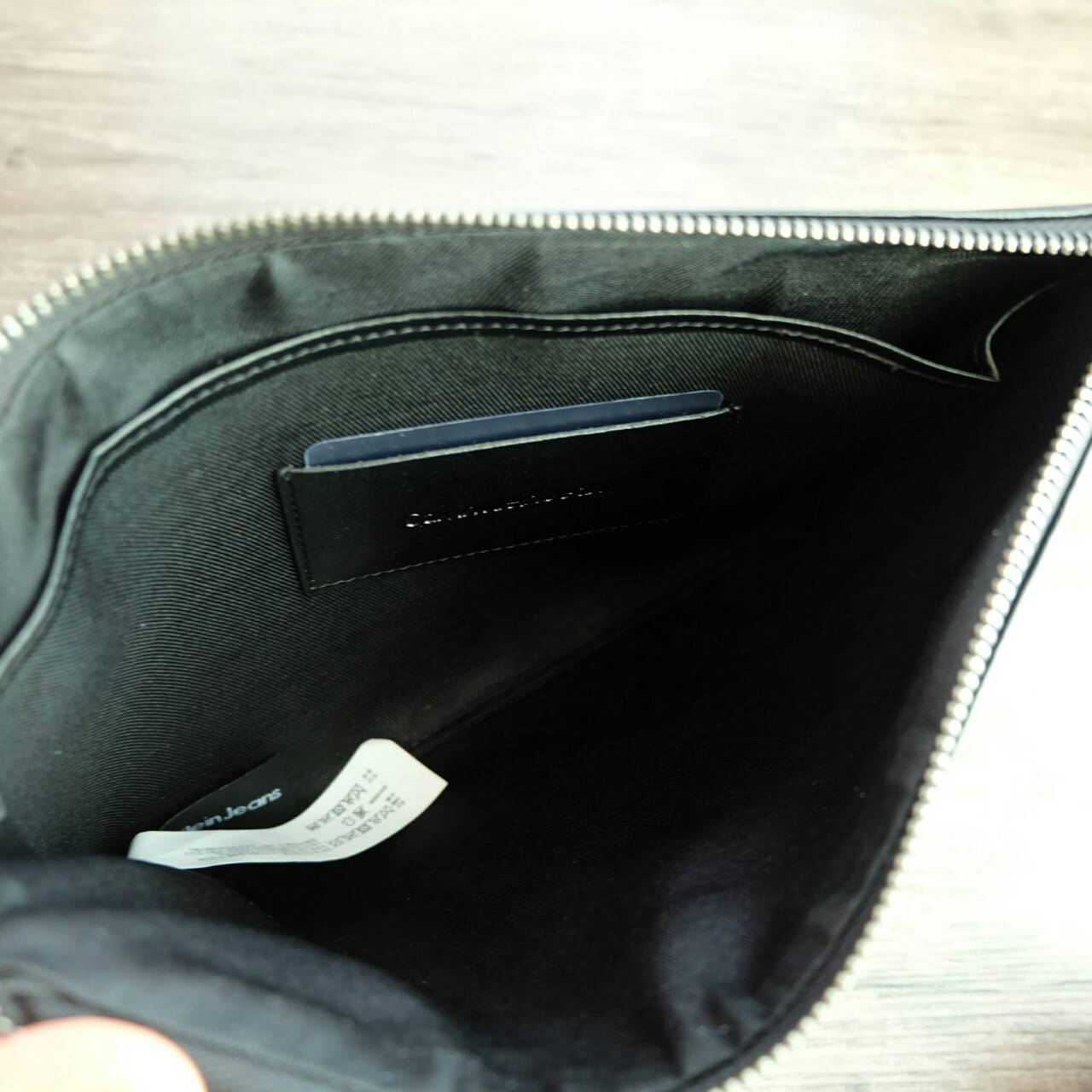 Cluth Bag Calvin Klein Cluth Bag กระเป๋าถือ ทรงคลัทช์ จากแบรนด์ Calvin Klein ด้านหน้า ปั๊มโลโก้แบรนด์ เปิด - ปิดกระเป๋าด้วยซิป ด้านในแบ่งเก็บของ ได้ 2 ช่องใหญ่ และมีช่องใส่บัตร 1 ช่อง สามารถใส่ iPad Mini ได้ค่ะ