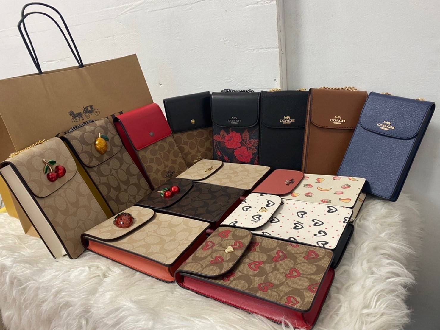 COACH NORTH/SOUTH CROSSBODY IN SIGNATURE CANVAS แจกความสดใสกันอีกครั้ง!! กับกระเป๋าสะพายเอนกประสงค์ Case phone ใส่โทรศัพท์มือถือได้ทุกรุ่น ดีไซน์ลายผลไม้ฉ่ำๆ สวยมีเสน่ห์ 💖 วัสดุหนังแคนวาสคุณภาพ ฝาและภายในเป็นหนังแท้ เปิด-ปิดด้วยกระดุม สายสะพายยาวป