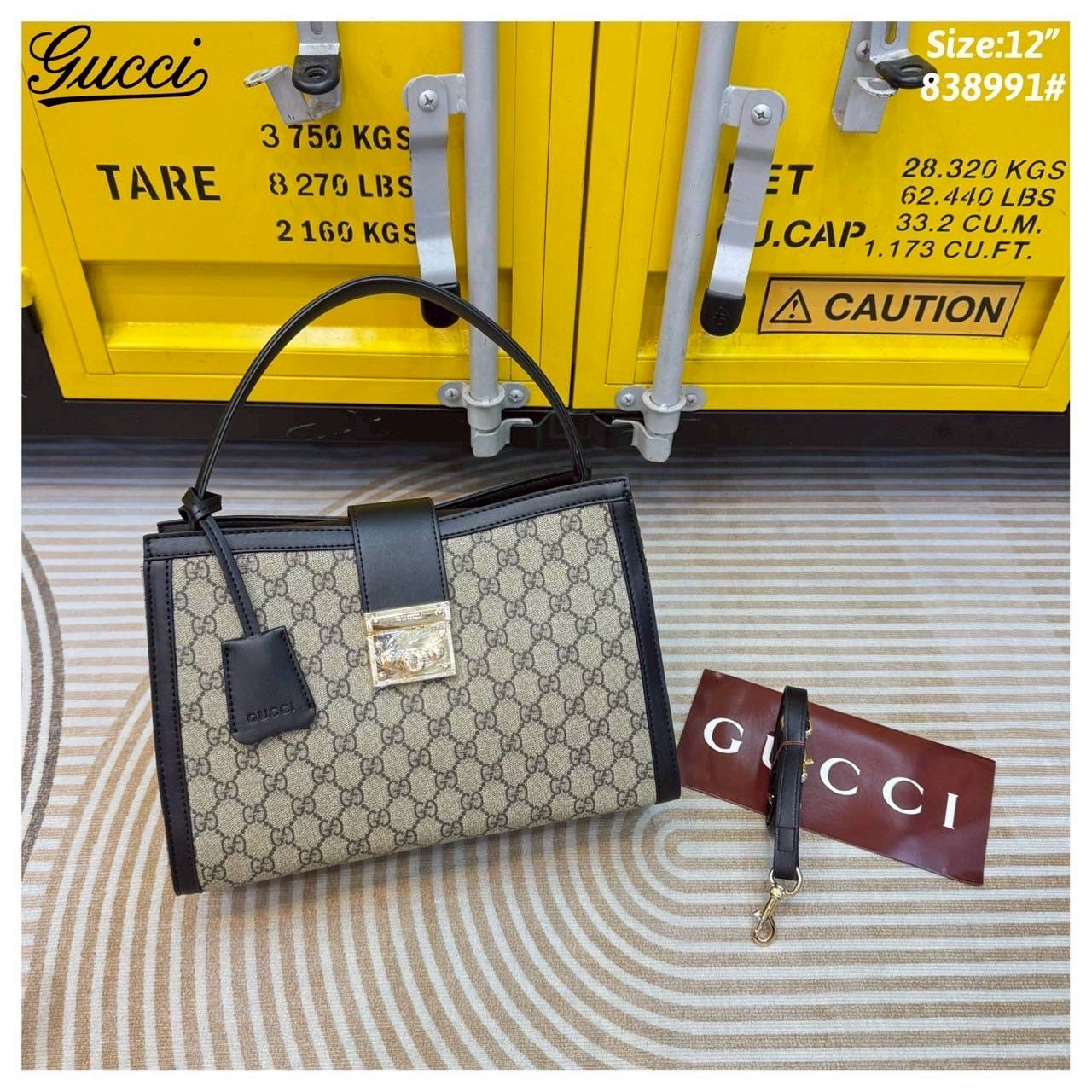 Gucci Padlock large tote bag กระเป๋าสะพายขนาดกลางพร้อมกุญแจล็อกและสายโซ่ รังสรรค์จากด้วยGG Supreme ที่ตัดเย็บจากผ้าไมโครไฟเบอร์เคลือบด้วยลาย GG พร้อมรายละเอียดหนังที่นุ่มเกินคาด