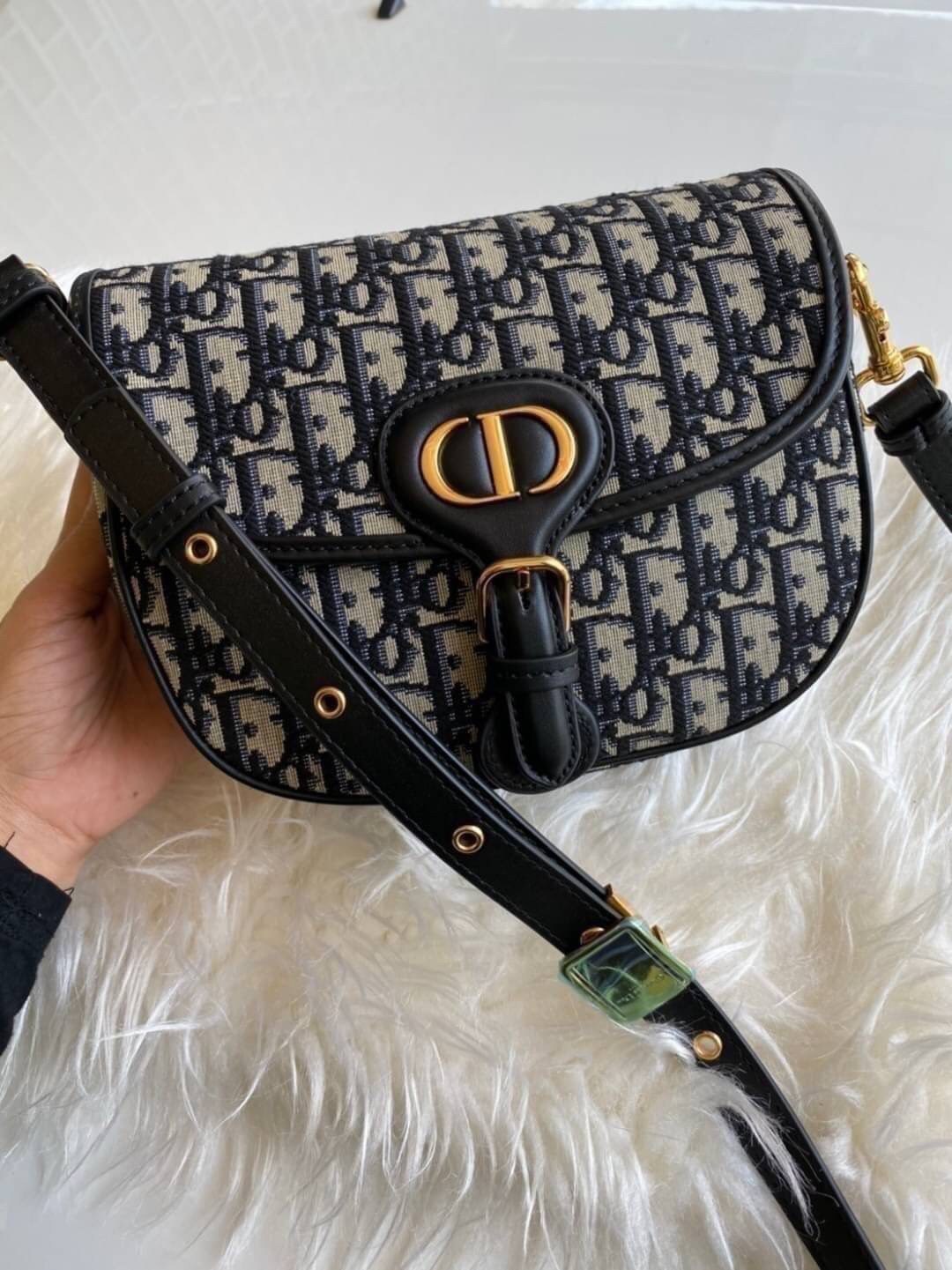 VIP GIFT CHRISTIAN DIOR MEDIUM DIOR BOBBY BAG เรียบหรู ดูดี ก็ต้องไอเท็มนี้ไม่อยากให้พลาด!! สะพายหนังสุดคลาสสิก สวยหรูดูแพงมากๆ สวยเลิศ ใบจริงน่าใช้เกินเบอร์มากจริงๆ งานเลิศๆในราคาสุดคุ้มสาวๆ must have จ้า!! ภาพถ่ายจากสินค้าจริง! สวยมาก พร้อมส่งที่ไทยราคา