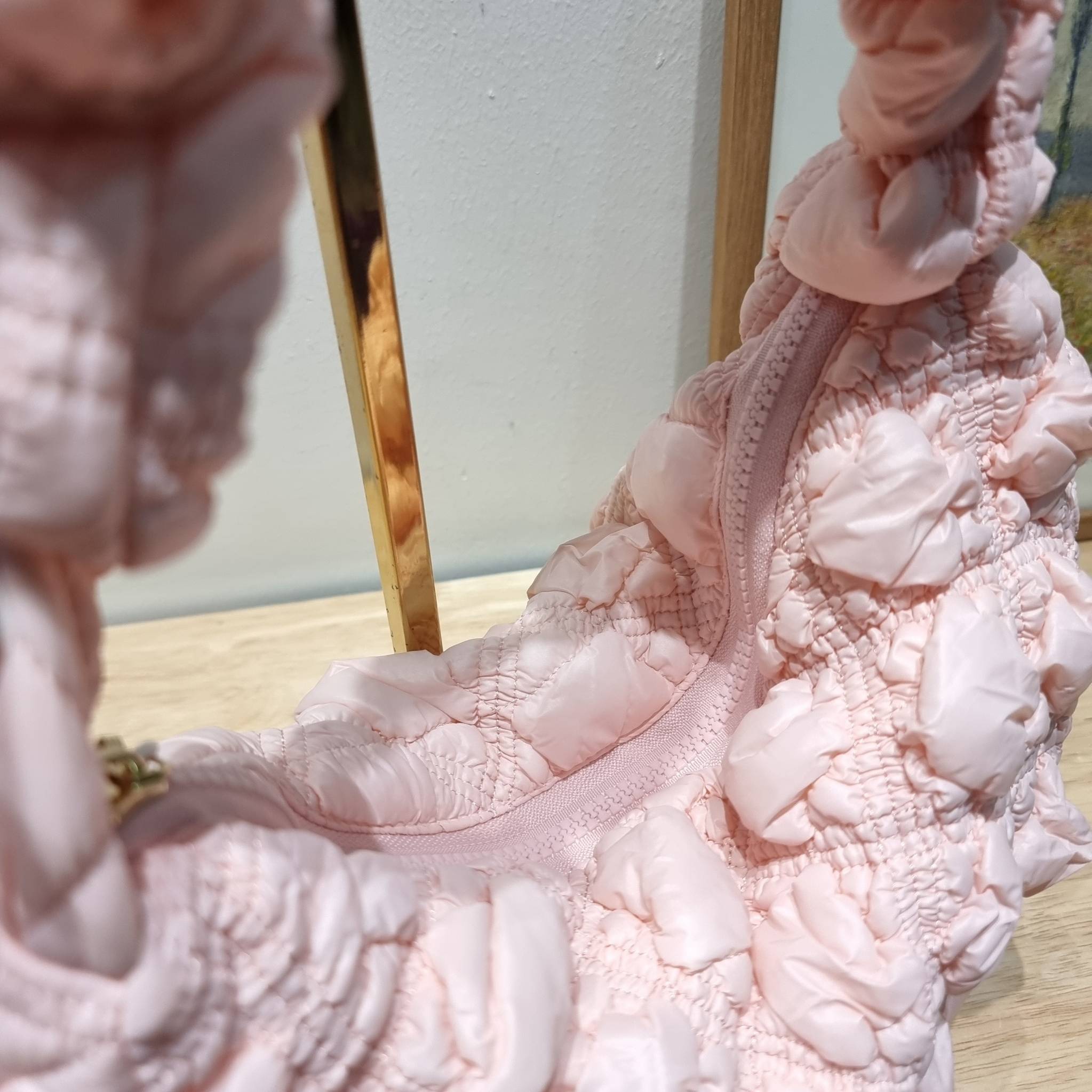 Carlyn cozy bag / Carlyn glaze bag 13 สีพร้อมส่ง อีกหนึ่งคอลเด็ด ที่ฮิตแบบฉุดไม่อยู่ กับไอเท็มนุ่มนิ่มจากเกาหลี พร้อมสีใหม่ล่าสุด กระเป๋าสะพายก้อนเมฆสุดเก๋ ที่สามารถใช้ได้หลากหลาย