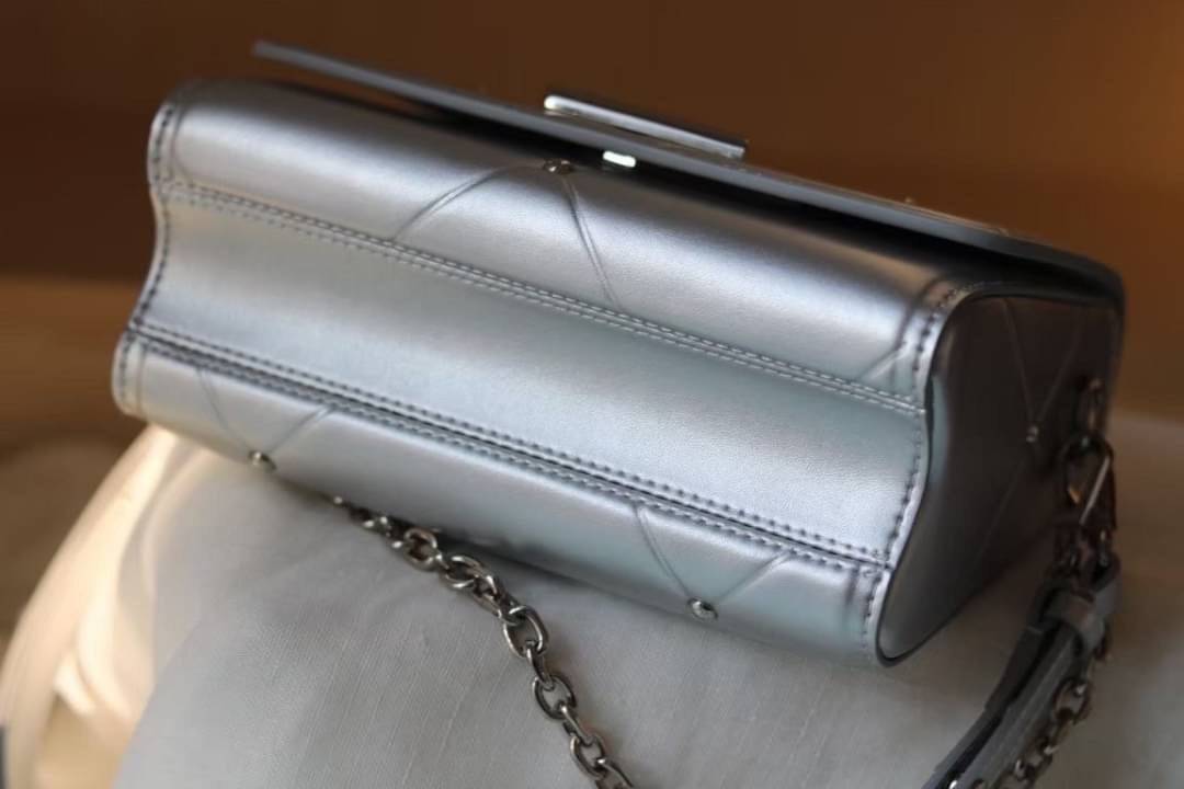 หนังแท้ LOUIS VUITTON Epi Twist Shoulder Bag MM พร้อมส่งที่ไทย เกรดออรินอลงานหนังแท้ทั้งใบ ภาพสินค้าถ่ายจากงานขายจริง ใช้งานต่างประเทศได้