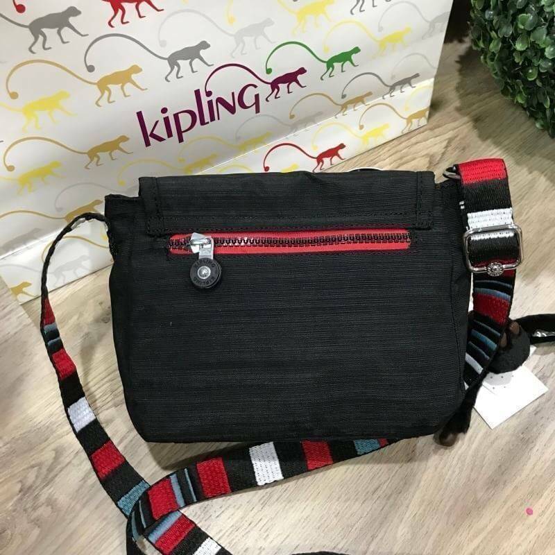 KIPLING SABIAN CROSSBODY BAG กระเป๋าสะพายรุ่นชนช็อปวัสดุ Nylon&Polyester 100% ขนาดกำลังน่ารัก เปิดปิดด้วยฝาปิดกระดุมแม่เหล็กและซิปแบรนด์ ด้านหน้ามี1ช่องซิป พร้อมพวงกุญเเจลิงน้อย ภายในมีโลโก้ ช่องซิปและสายคล้องพวงกุญแจ มีสายสะพายยาวหลากสีเลื่อนปรับระดับได้