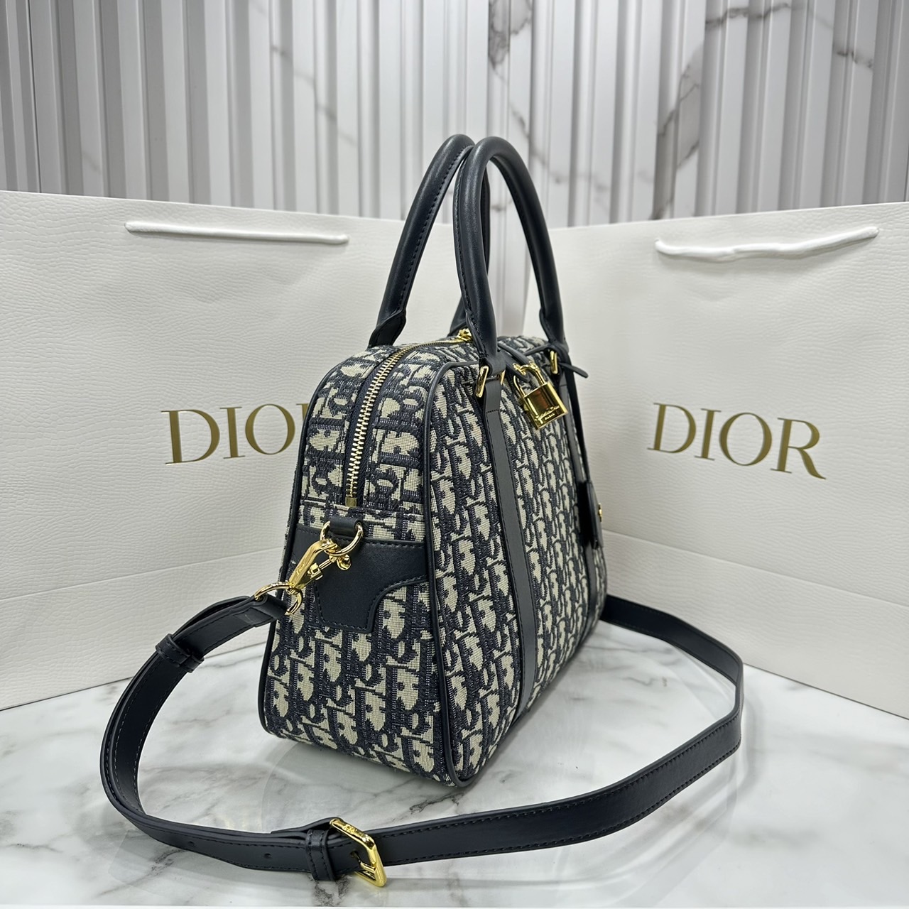 DIOR D-Vibe Bowling Bag Oblique jacquard fabric in blue กระเป๋าทรงหมอน ทรงโบว์ลิ่งทันสมัยและปราดเปรียว ใช้งานง่ายจุของได้เยอะ สวยงามเป็นเอกลักษณ์ เกรดท็อปไฮเอน 1:1 ใช้งานต่างประเทศได้
