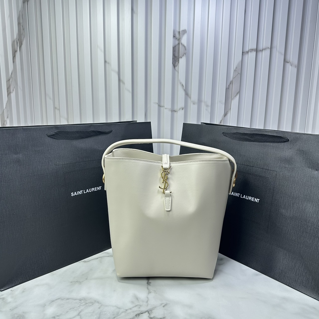 Medium 8" YSL Le 37 in shiny leather Hobo Bag / YSL Bucket Bag / YSL Tote Bag กระเป๋าสะพายทรงโฮโบโท้ท งานหนังสวยเต็มใบ อะไหล่ทองสวยคลาสสิก ราคาแสนดีแนะนำของมันต้องมีจริงๆ