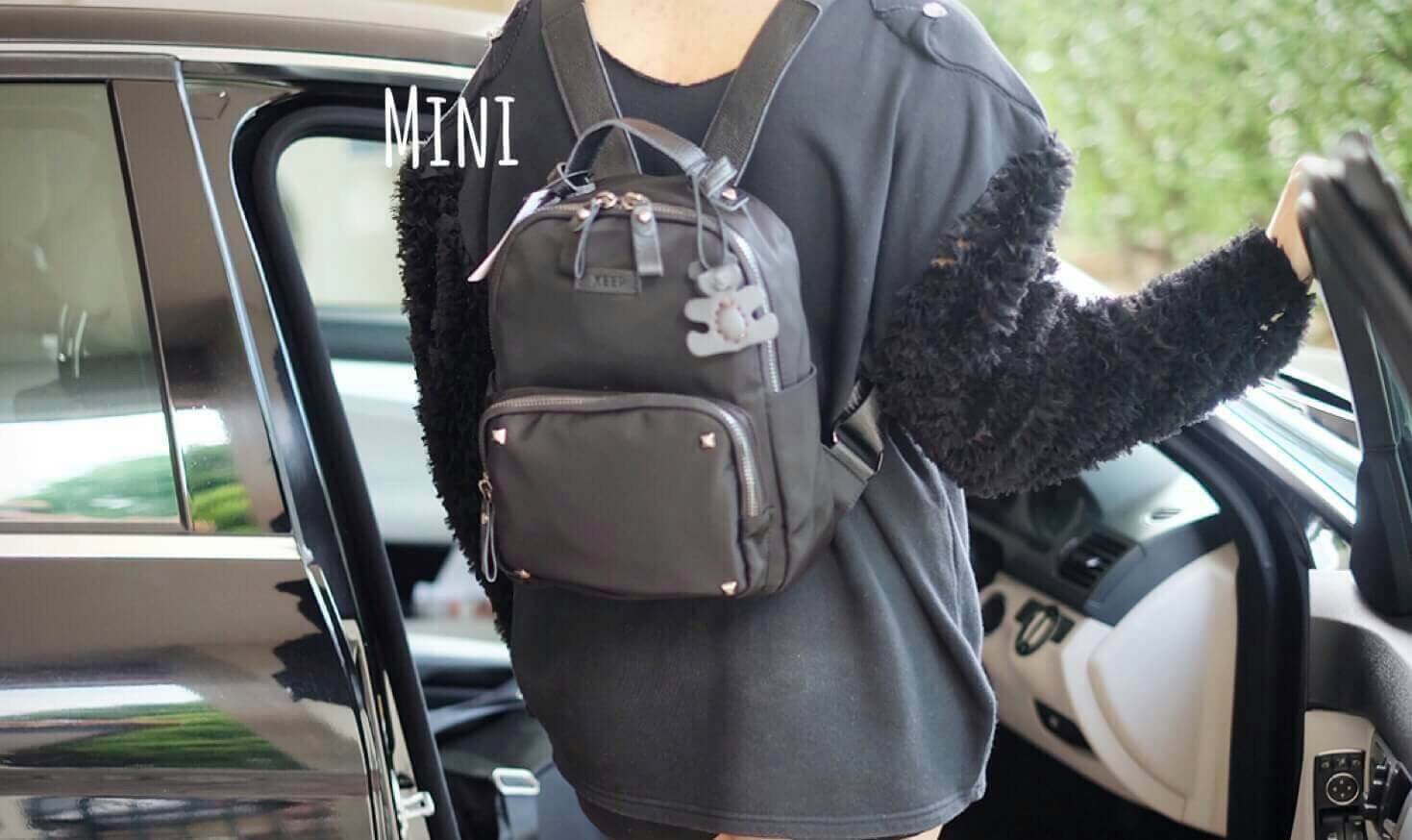 ใหม่สุด !!! เป้Keepไนล่อนห้อยพี่หมีteddy_duo เอาใจสาวๆ ชอบสไตด์ เป้ ทางร้านได้ รุ่น classic ประดับหมุดดำ จาก แบรนด์ keep มาฝากคะ จุดเด่น 💙 กระเป๋า ผ้าไนล่อน น้ำหนักเบา สายหนังแท้ ทนทาน ดีไซด์ ทันสมัย เข้าได้กับทุกชุด สายสะพายมีแผ่นหนังแท้รอง สะพาย