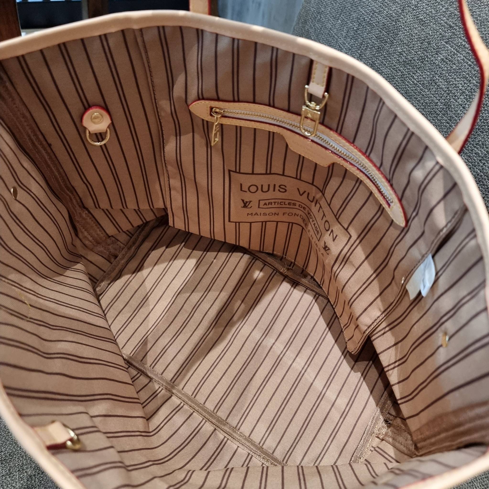 LV 2IN1 TOTE SET กระเป๋าสะพายไหล่ใบใหญ่ทรง tote มาพร้อมใบลูก คลาสสิคที่สุด เป็รอีกรุ่นที่มีคนใช้กันทั่วบ้านทั่วเมือง ฮิตแบบไม่ต้องพูดเยอะ วัสดุหนังแคนวาสปั๊มลายเต็มใบ ปากกระเป๋ามีหูเกี่ยว ด้านข้างมีหนังรูดเก็บทรงได้ ภายในโล่งกว้างมากๆ มีช่องซิปแยกให้ ใบเล