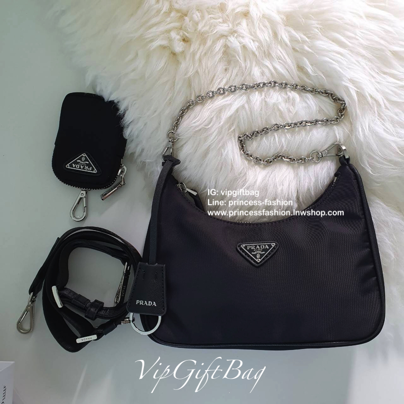 ᴺᴼᴿᴹᴬᴸ กำลังมาแรงมากค่ะ กับแบรนด์ PRADA ใบเดียวคุ้มมากค่ะ อุปกรณ์ ครบชุด **ซื้อ1ได้ถึง3ไอเท็ม ทั้งสายยาว และกระเป๋าใส่เหรียญ และป้ายแท็คหนัง อย่างดี **อะไหล่ปั้มแบรนด์แท้ทุกจุด วัสดุทำจากผ้า Nylon อย่างดี กันน้ำได้ อยู่ทรงสวย สามารถใส่กระเป๋าตังค์ใบกลางได