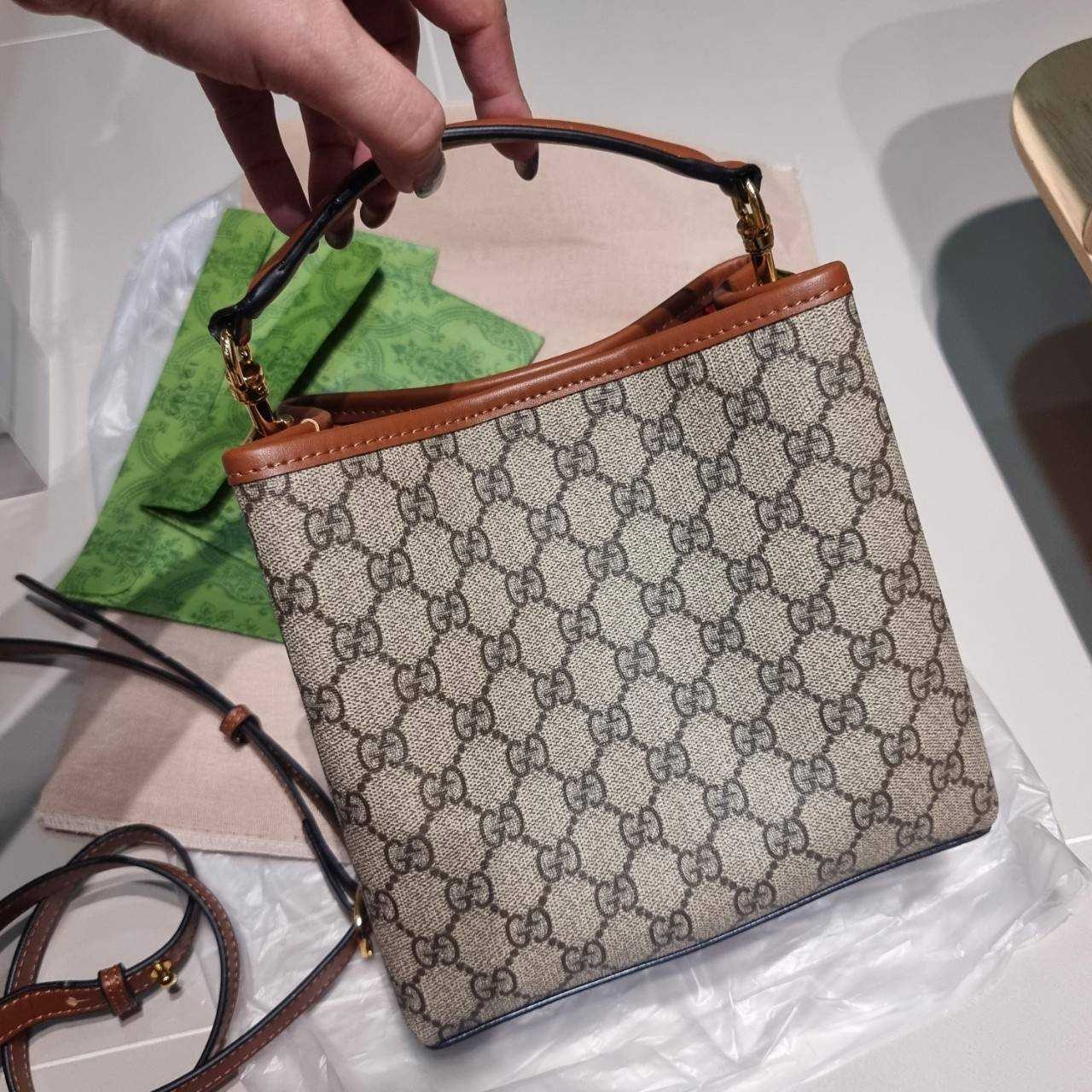 GUCCI GG Emblem mini bucket bag ดีไซน์คลาสสิคคงความเอกลักษณ์ กับรูปแบบใหม่กระเป๋าถือ/สะพายทรงบัคเก็ต ขนาดกำลังน่าใช้มากๆ