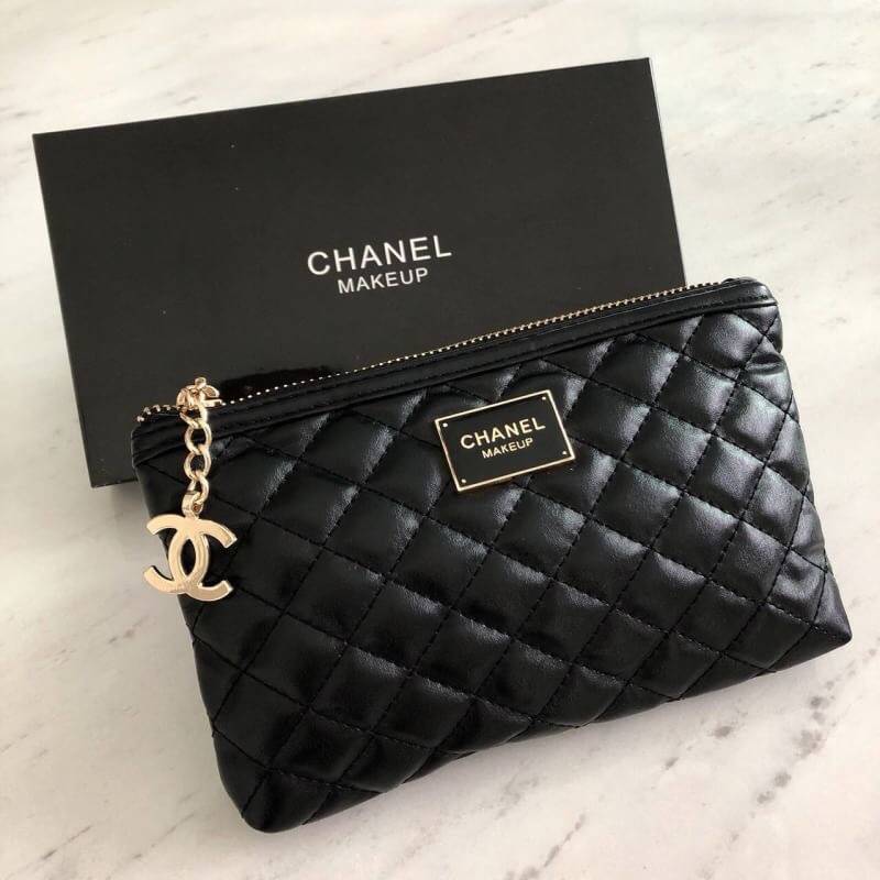 Vip Gift Premium Gift พรีเมี่ยมกิ๊ฟ แท้💯 สินค้าแถมจากเค้าเตอร์เครื่องสำอางค์ที่ญี่ปุ่น กระเป๋า Chanel Quilted Pouch Logo with Box Size : Size : 20x13x2 cm. Material : PU กระเป๋า Chanel ขนาดกำลังดีคะ พกพาสะดวก มาพร้อม original box