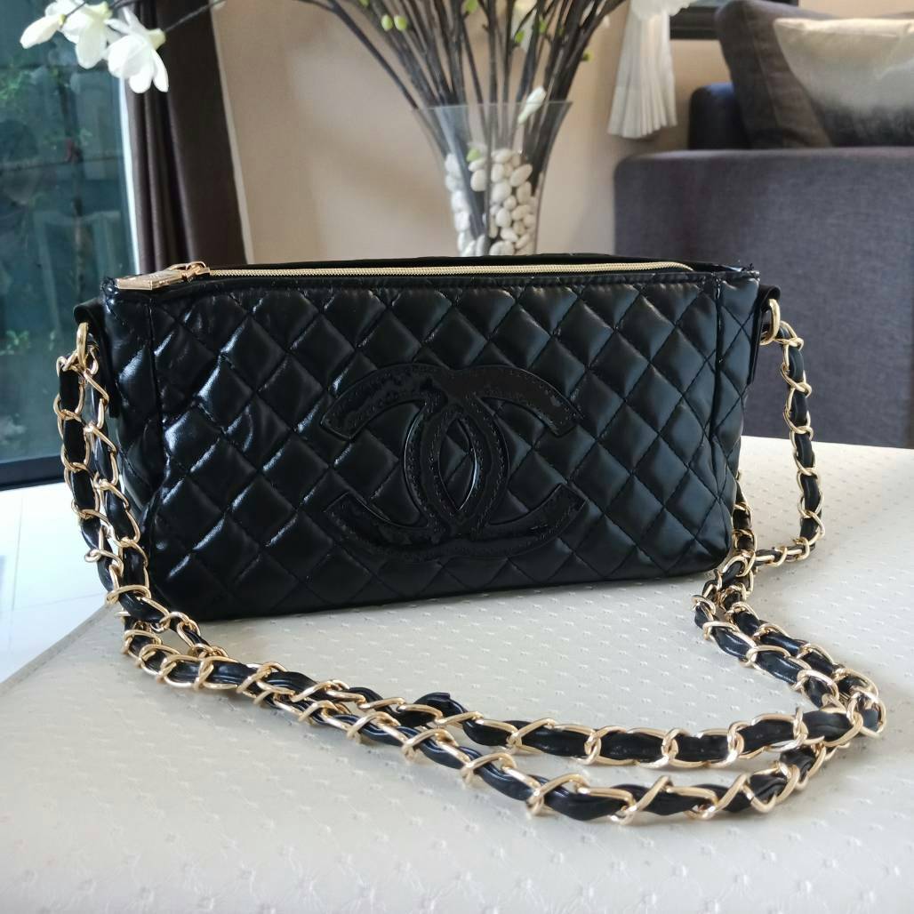 New Arrival 2018!!! Chanel Cosmetic Cluth Bag With Chain กระเป๋าทรงสวยหรู อะไหล่ทองจาก Chanel Cosmetic Counter VIP Gift วัสดุหนังสังเคราะห์ PU เต็มใบ เปิดปิดด้วยซิปปั้มหัวซิปแบรนด์ ซับในสกรีนโลโก้ ภายในกว้างใส่กระเป๋าสตางค์ใบยาว iphone เครื่องสำอาง มาพร้อ
