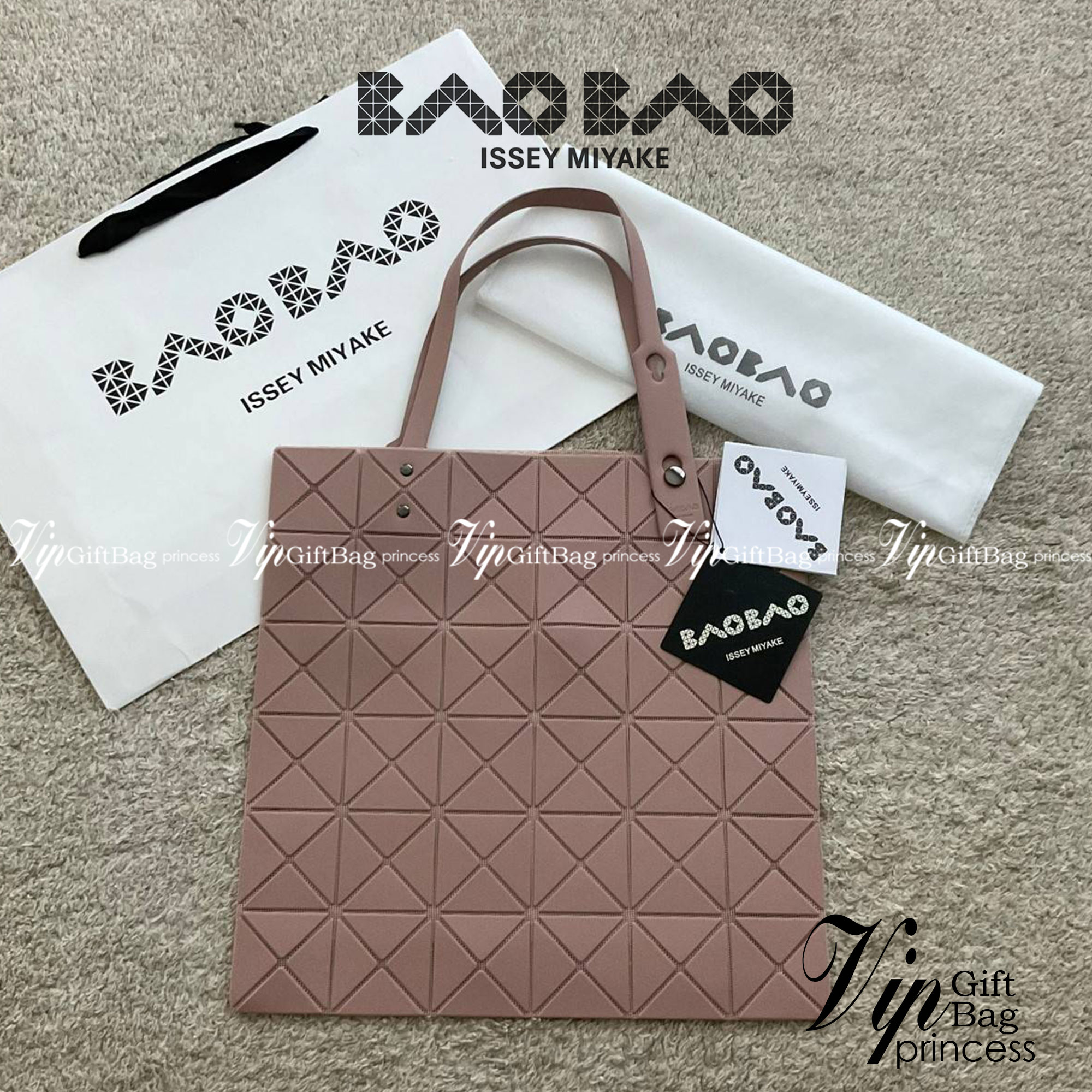 BAO BAO ISSEY MIYAKE LUCENT ONE-TONE กระเป๋าสะพายไหล่ ทรงโท้ท ใบใหญ่สวยมาก ปรับได้หลายทรงตามเอกลักษณ์เฉพาะของแบรนด์นี้ วัสดุ 100% POLYESTER PARTLY: SYMYHETIC LEATHER ด้านในใส่ของได้เยอะมาก ใส่ไอแพด สมุดโน้ตได้สบายเลย วัยทำงานหรือวัยนักศึกษา อย่างน้อยต้องม