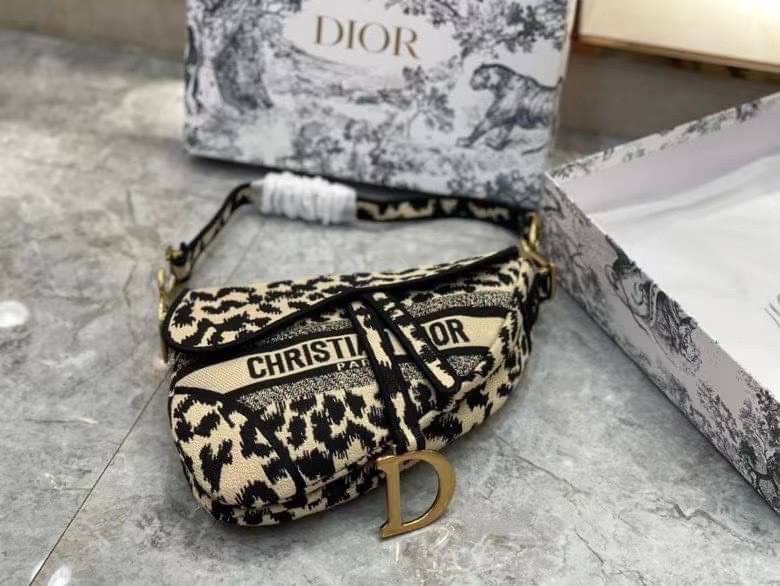 หนังแท้ DIOR SADDLE BAG Oblique Embroidery รุ่นใหม่ทอลายเสือ กระเป๋ารุ่นยอดนิยมตามแบบฉบับแบรนด์ งานทอลายคมชัด ใช้งานได้ 2 แบบ สะพายยาว CROSSBODY และสายสั้นถือได้เก๋ๆ ลุคนี้คูลสุดๆ เลยค่าา ภาพถ่ายจากสินค้าจริง! สวยมาก พร้อมส่งที่ไทยราคาสุดคุ้ม สาวๆ ห้ามพลา
