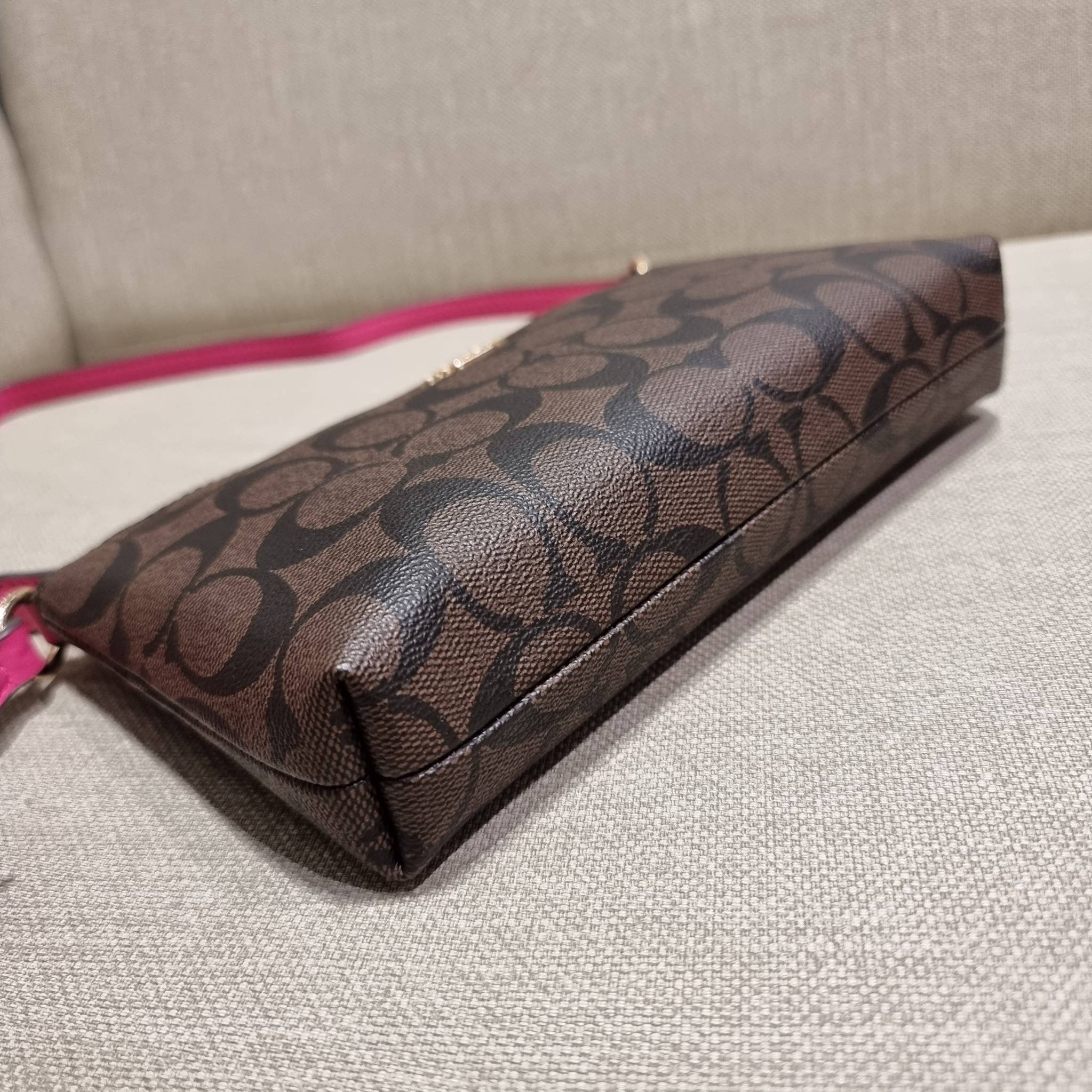 COACH C1653 ZIP TOP CROSSBODY SIGNATURE CANVAS คอลเลคชั่นใหม่ ปังและสวยไปอีกหนึ่ง สาวๆตามหาต้องไอเท็มนี้ กระเป๋าสะพายข้าง ใช้งานง่าย สายสะพายในตัว ปรับได้สบายๆ ดีไชน์รูปทรงออกมาคลาสสิค น่าใช้ วัสดุหนังแคนวาส เปิด-ปิดด้วยซิป ภายในเป็นช่องโล่ง มีช่องใส่บัตร