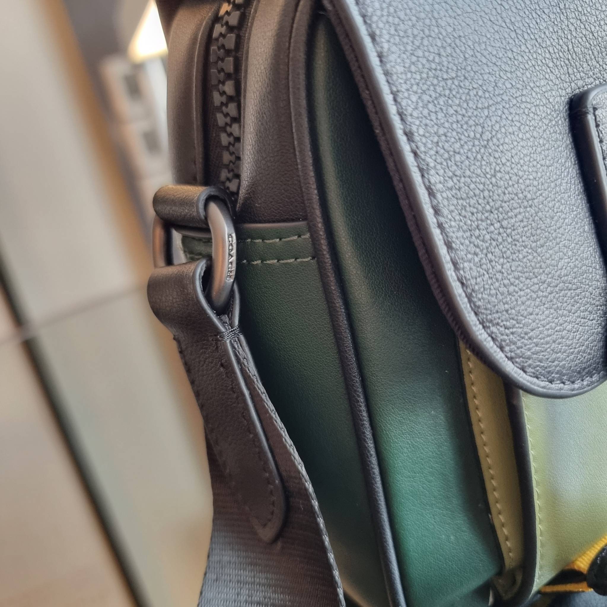 COACH TRACK CROSSBODY IN COLORBLOCK WITH COACH PATCH C6657 C8128 หล่อบอกต่ออีกหนึ่ง กระเป๋าสะพายทรงแมสเซ็นเจอร์ รุ่นเอาใจหนุ่มๆ ที่สาวๆก็อยากใช้!! ด้วยดีไซน์สีคัลเลอร์บล็อคที่โดดเด่น ทำให้ดูน่าใช้งาน วัสดุหนังแท้ สวยคมซ่อนหรู ฝากระเป๋ามีตัวล็อคแน่นหนา เปิ