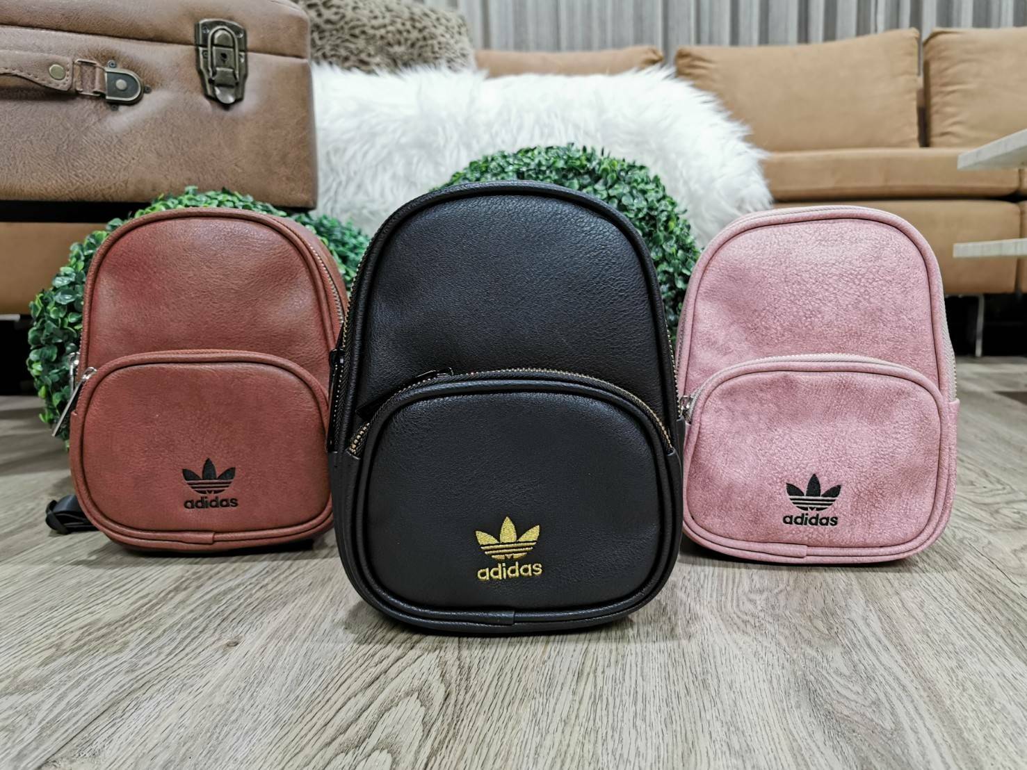 ADIDAS MINI BAGPACK กระเป๋าเป้สไตล์ Sport ขนาดมินิ กำลังน่ารัก น้ำหนักเบา ด้านหน้ามีโล้โก้และช่องซิป เปิดปิดด้วยซิปสะดวกใช้หัวซิปแบรนด์ ภายในมีโลโก้และช่องใส่ของ มีหูจับถนัดมือ สายสะพายเลื่อนปรับระดับได้ freesize ไอเท็มใหม่ดีไซน์สุดฮิต พร้อมส่งที่ไทยในราค
