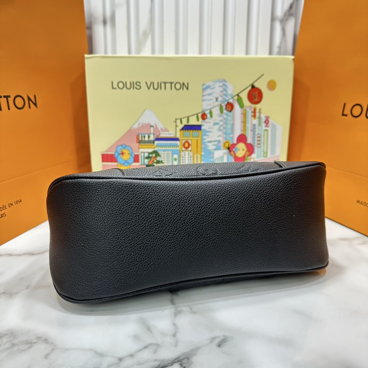 ORI หนังแท้ | LV Boulogne PM bag Monogram Empreinte leather กระเป๋าสะพายสุดไอคอนิกใช้งานได้หลายสไตล์ ประจำฤดูกาลในหนัง Monogram Empreinte มอบทางเลือกในการพกพาที่หลากหลายเช่นเดียวกับรุ่นแคนวาสดั้งเดิม