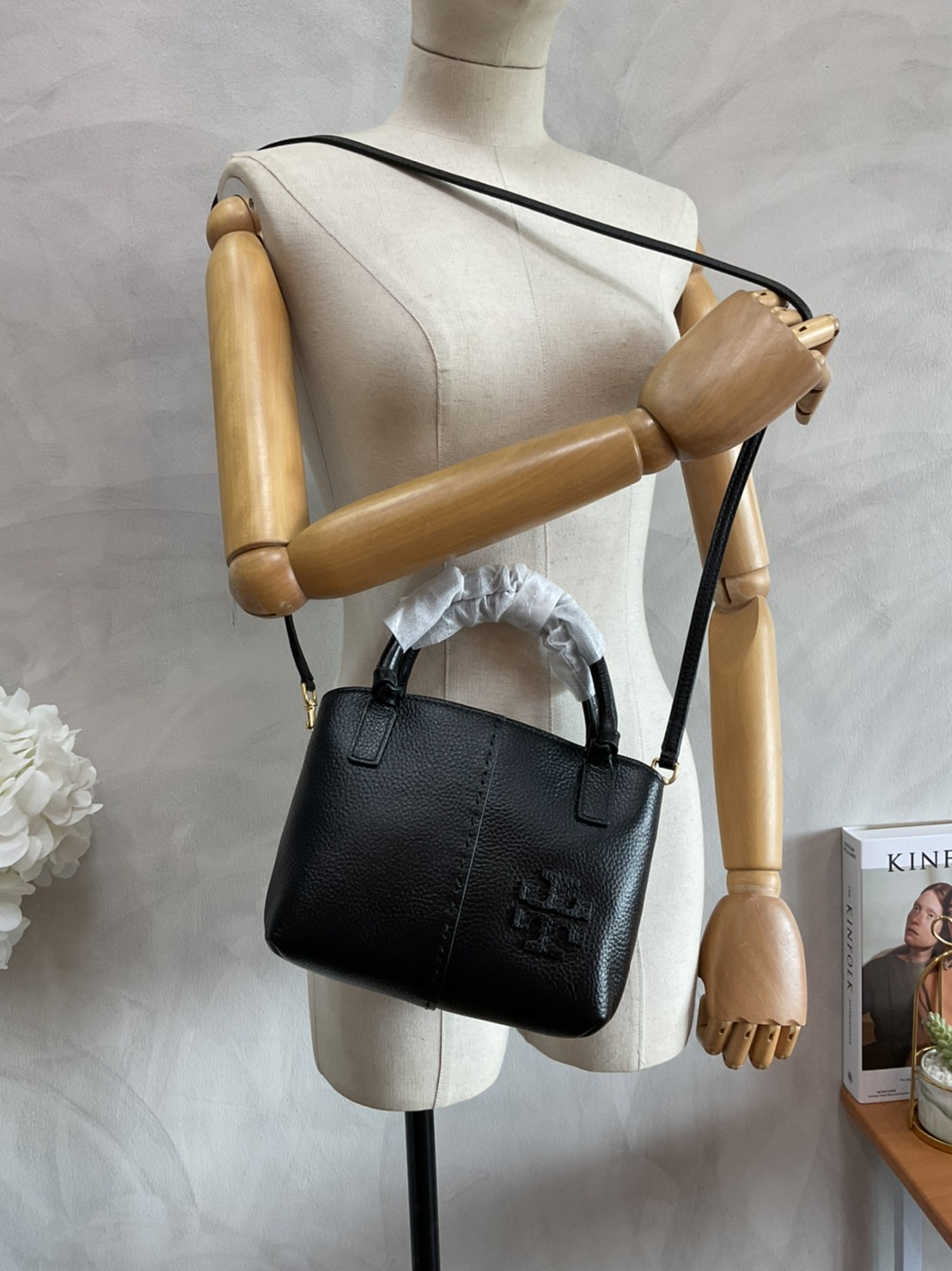 Tory Burch McGraw Mini Satchel กระเป๋าถือ/สะพาย Crossbody วัสดุหนังลูกวัวแท้ 100% ด้านหน้าประดับโลโก้หนัง ตัดเป็นรูปตัว T สัญลักษณ์แบรนด์ ตัวกระเป๋าเดินด้ายเล่นลายเพิ่มลูกเล่น เพื่อความเก๋!!