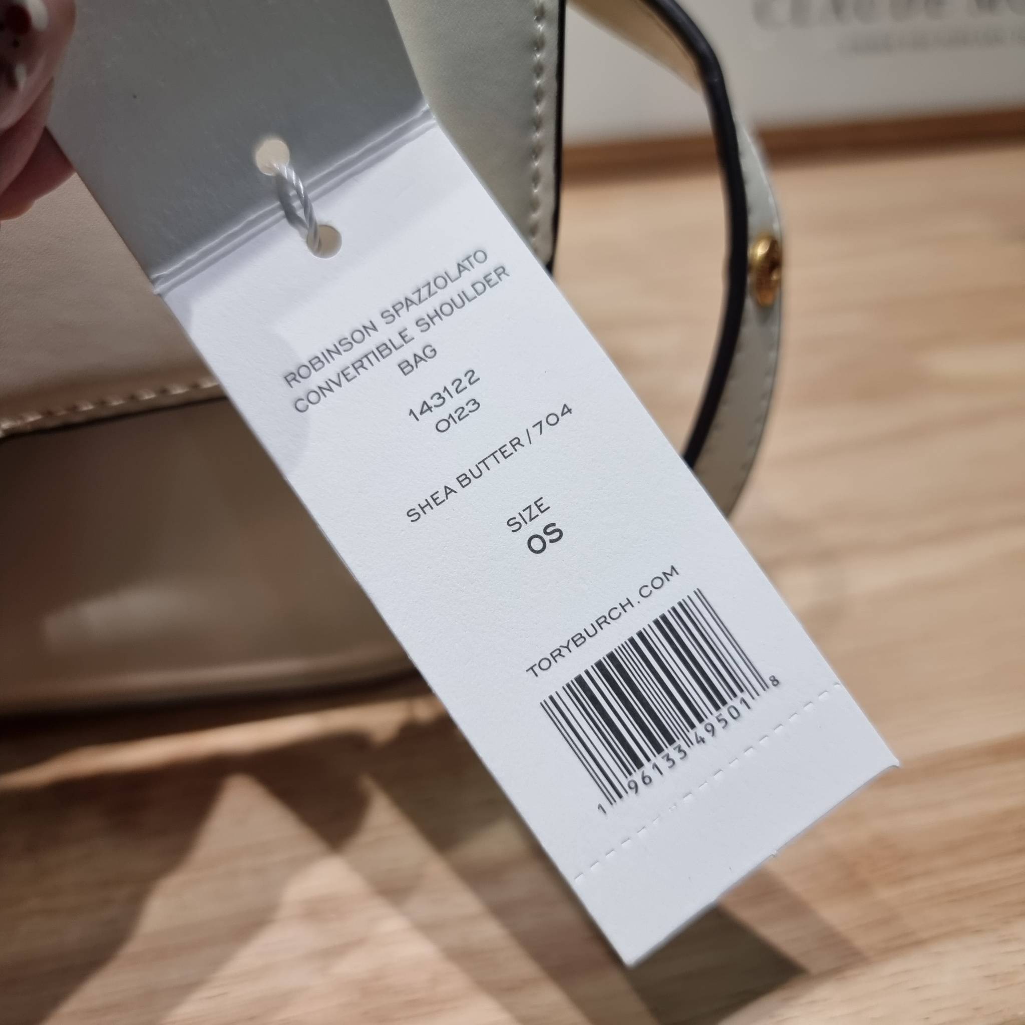 TORY BURCH ROBINSON SPAZZOLATO CONVERTIBLE SHOULDER BAG คอลเลคชั่นใหม่ สวยก่อนใคร ในราคาสุดคุ้ม! กับกระเป๋าสะพายไหล่ ดีไซน์สุดหรู หนังแก้วเงาสวยคม สีผู้ดี รูปทรงใช้งานได้ทุกลุค