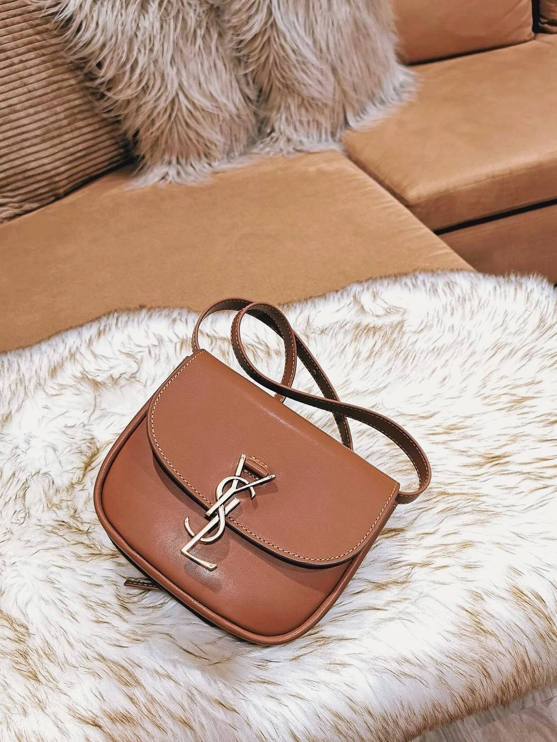 VIP 🥂 สีใหม่พร้อมส่ง! Saint Laurent Kaia Small YSL Plaque Leather Cross Body Bag / YVES SAINT LAURENT YSL BAG VIP วัสดุ Calfskin หนังเรียบอยู่ทรงเปิดปิดด้วยฝาปิดโลโก้แบรนด์อะไหล่ทอง ภายในโล่งมีโลโก้และช่องย่อยสามารถใส่มือถือของใช้จุกจิกได้เยอะ สาย