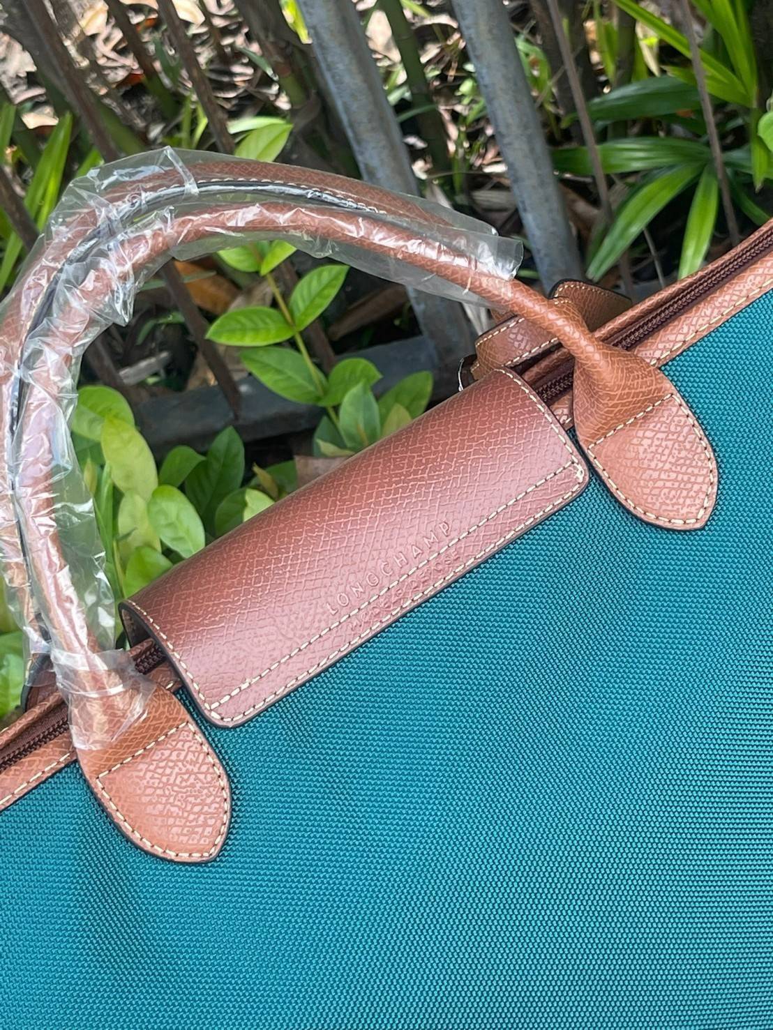 LONGCHAMP BOXFORD TRAVEL BAG L กระเป๋าเดินทางขนาดใหญ่ มาพร้อมสายสะพายที่สามารถถอดได้ ให้คุณเลือกสะพายไหล่หรือถือได้ มีซิปรูดเปิดปิดกระเป๋าที่ให้คุณมั่นใจได้ว่าคุณจัดเก็บไอเท็มของคุณได้อย่างมิดชิด บ็อคฟอร์ด (BOXFORD) สะท้อนความเป็นเอกลักษณ์ของแบรนด์ที่เปี่