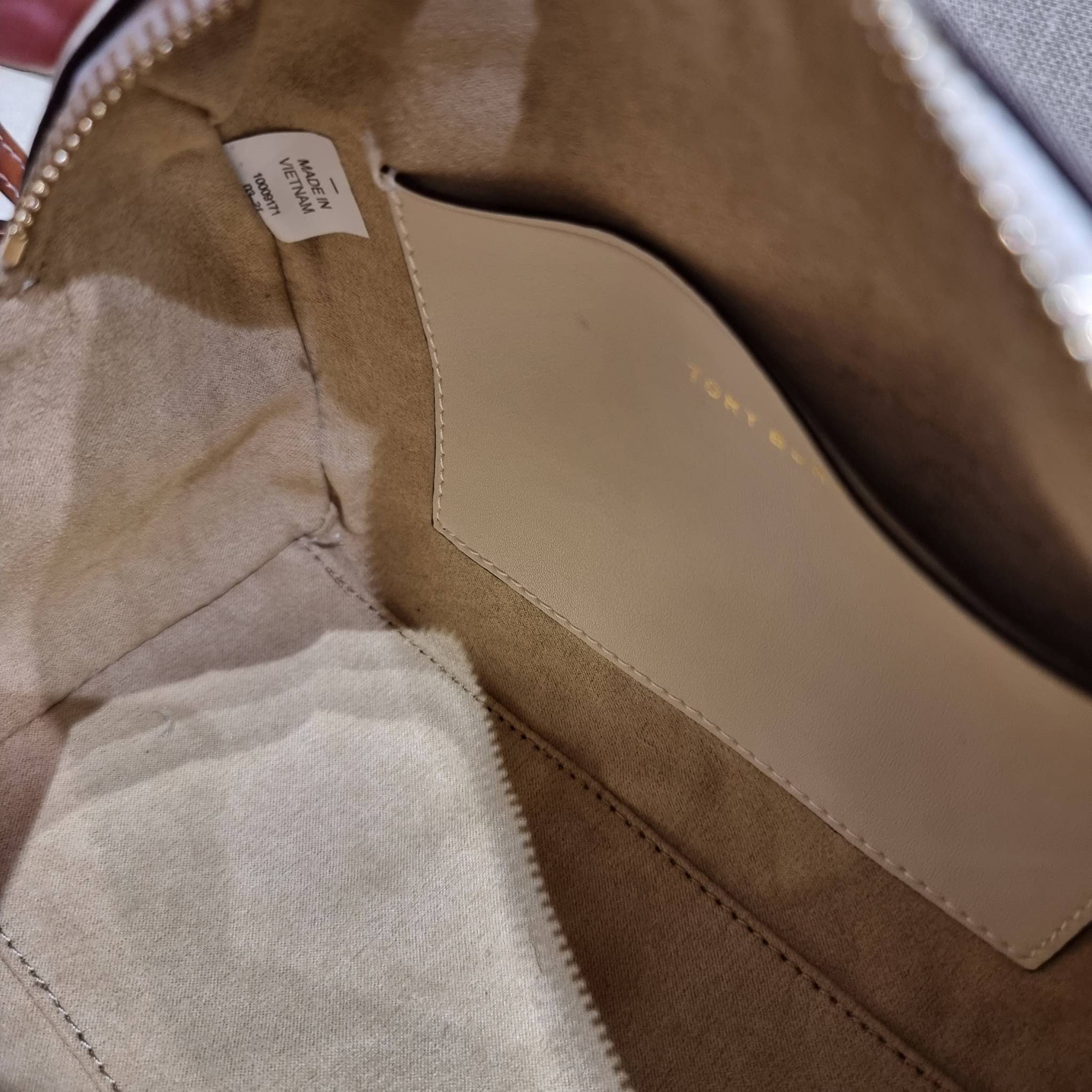 TORY BURCH T MONOGRAM MINI EMBOSSED WINE BUCKET BAG คอลเลคชั่นใหม่ กับกระเป๋าสะพายทรงยอดนิยม ในไซส์มินิ ดีไซน์ใหม่ล่าสุด สวยลูกคุณหนู หรูหรา!! ด้วยดีเทลผิวลายนูนลวดลายเอกลักษณ์ วัสดุหนังแท้ มีหูจับในตัว สีโทนอุ่นขับผิว สะดวกใช้ไปอีก และมีสายสะพายข้าง ปรับ