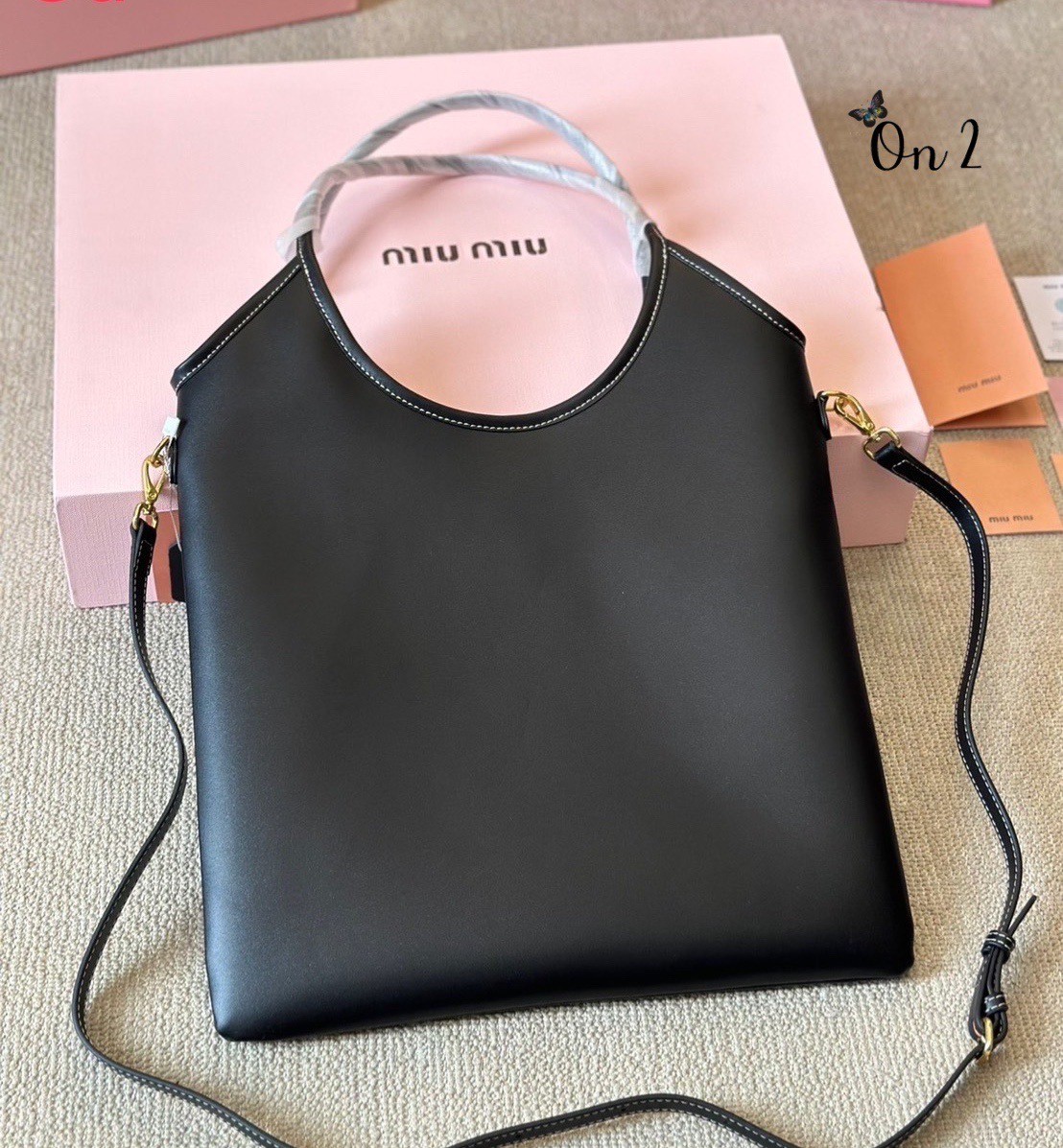 พร้อมส่ง 2 สี MIU MIU IVY leather bag / MIU MIU TOTE BAG กระเป๋าถือทรงโท้ทใบใหญ่ทรงสูงคอลใหม่ งานหนังเรียบเต็มใบ มีความยูนิค ใช้งานได้หลากหลายใช้ได้จริงสวยเรียบหรู จับแมตช์ง่าย สวยงาม