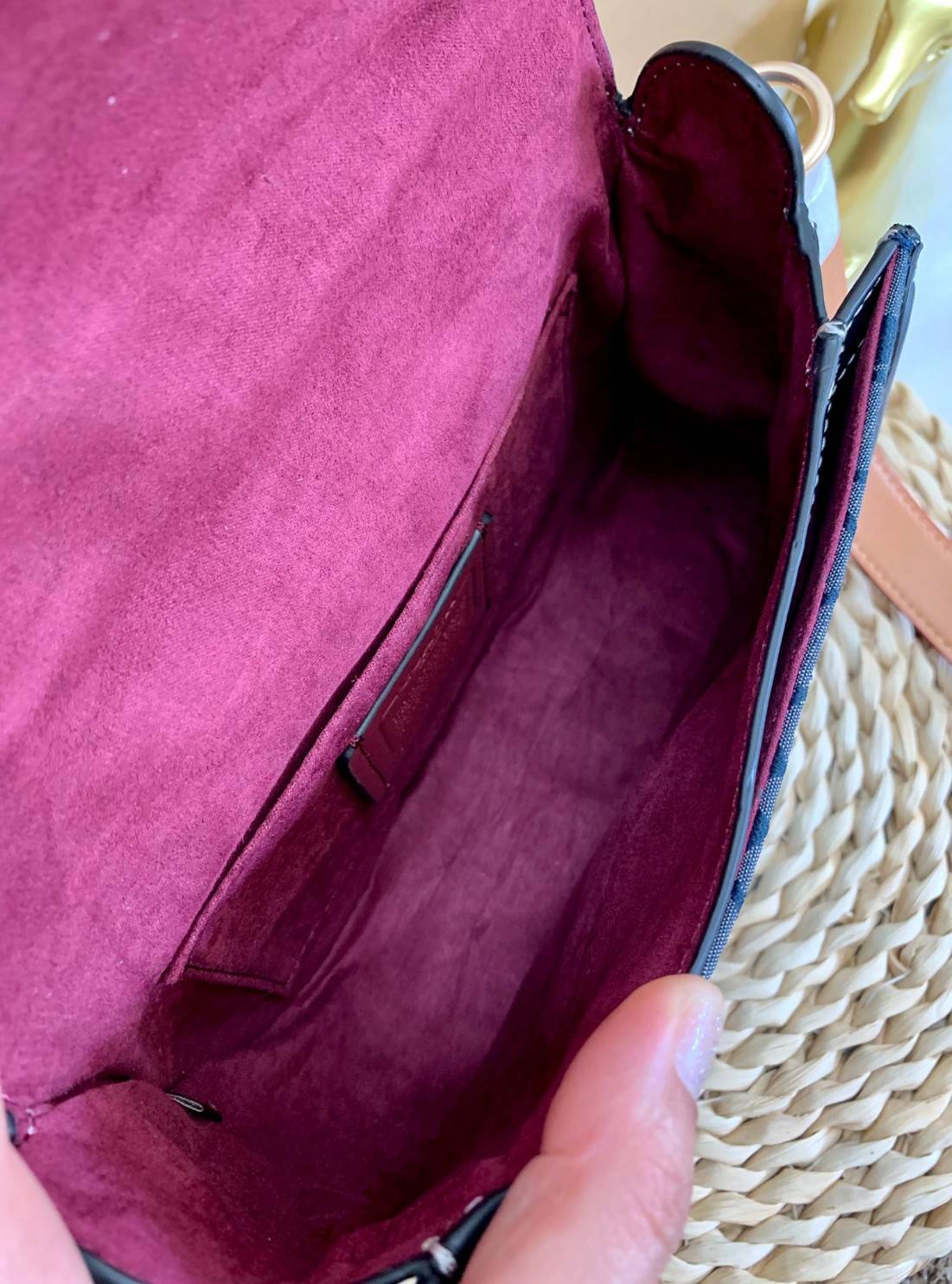 รุ่นแนะนำ ห้ามพลาด สวยมากๆค่ะ! COACH GEOEGIE SADDLE BAG IN SIGNATURE CHAMBRAY ((C4066)) พร้อมส่งที่ไทยค่ะ! กระเป๋าสะพายแบบครอสบอดี้ร์ วัสดุเดนิมทอลายแบรนด์+หนังแท้ เดินด้ายสีคัดกับคัวกระเป๋าได้ สวยงามมากๆค่ะ ด้านหน้ามีอะไหล่โลโก้แบรนด์เด่น เปิดปิดกระเป๋าแ