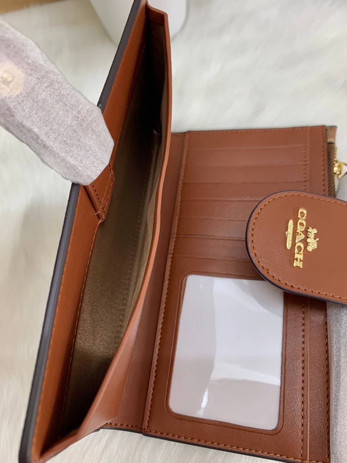 พร้อมส่งครบ 5 สี กระเป๋าสตางค์ที่สาวๆต้องมีติดตัวค่าา😘 COACH TECH WALLET IN COLORBLOCK SIGNATURE ((C2874)) ✔️กระเป๋าเงินใบยาว หนังแท้ พร้อมสายคล้องมือในตัวค่ะ ✔️เปิดปิดด้านหน้าแบบฝากระดุม ภายในมีช่องใส่ธนบัตร2ช่อง ;สามารถใส่มือถือ ip