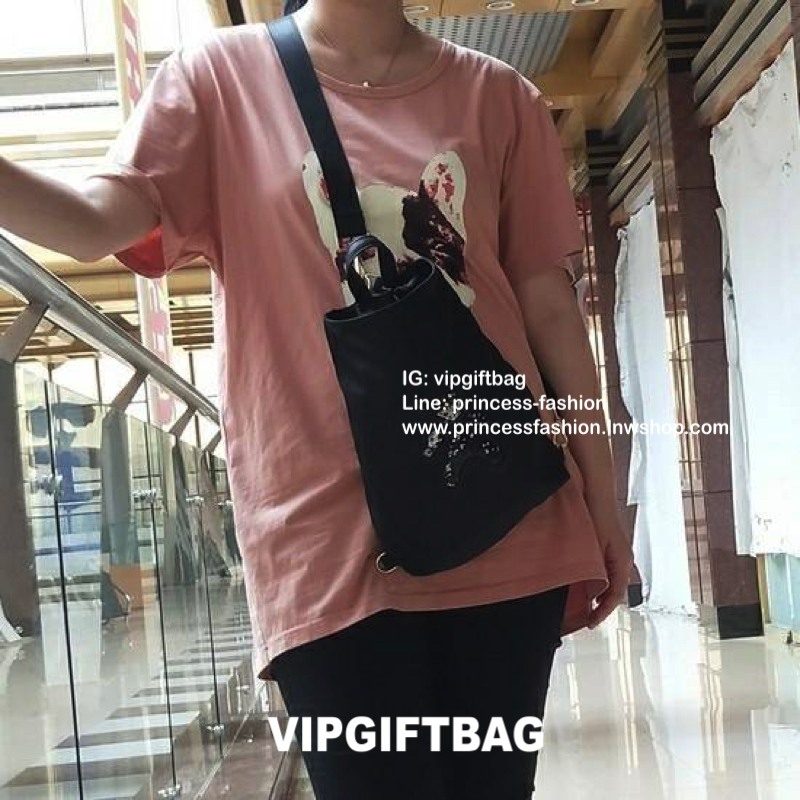 กระเป๋าสะพาย ทรง TOTE จากแบรนด์ PRADA มาค่า ตัวกระเป๋าเป็น nylon ทั้งใบ สะพายเป็น shoulder bag หรือถือได้ค่ะหรือสะพายเป็นเป้ก้ยังได้ ด้านหน้าเป็นลายหมี ปักกลิ้ตเตอร์ + logo brand ใช้แล้วสวยมากๆ อะไหล่ทองหรูมาก จุของคุ้ม ใส่หนังสือหรือของจุกจิกก็ไ้ด้หมด สว