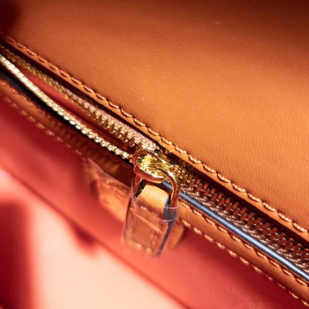 M.C.M SMALL PATRICIA SATCHEL IN VISETOS รุ่นที่สาวๆต่างถามหา!! ต้องไอเท็มนี้เลยจ้า กระเป๋าถือ/สะพาย ทรงสวยหรู เหมาะกับทุกๆโอกาส ดีไซน์ออกมากึ่งเป็นทางการ แต่ใช้งานได้ทุกสไตล์ วัสดุหนังแคนวาสคุณภาพดีสลับหนังแท้ เปิด-ปิดด้วยตัวกดล็อคอะไหล่ทอง ภายในกระเป๋าแบ