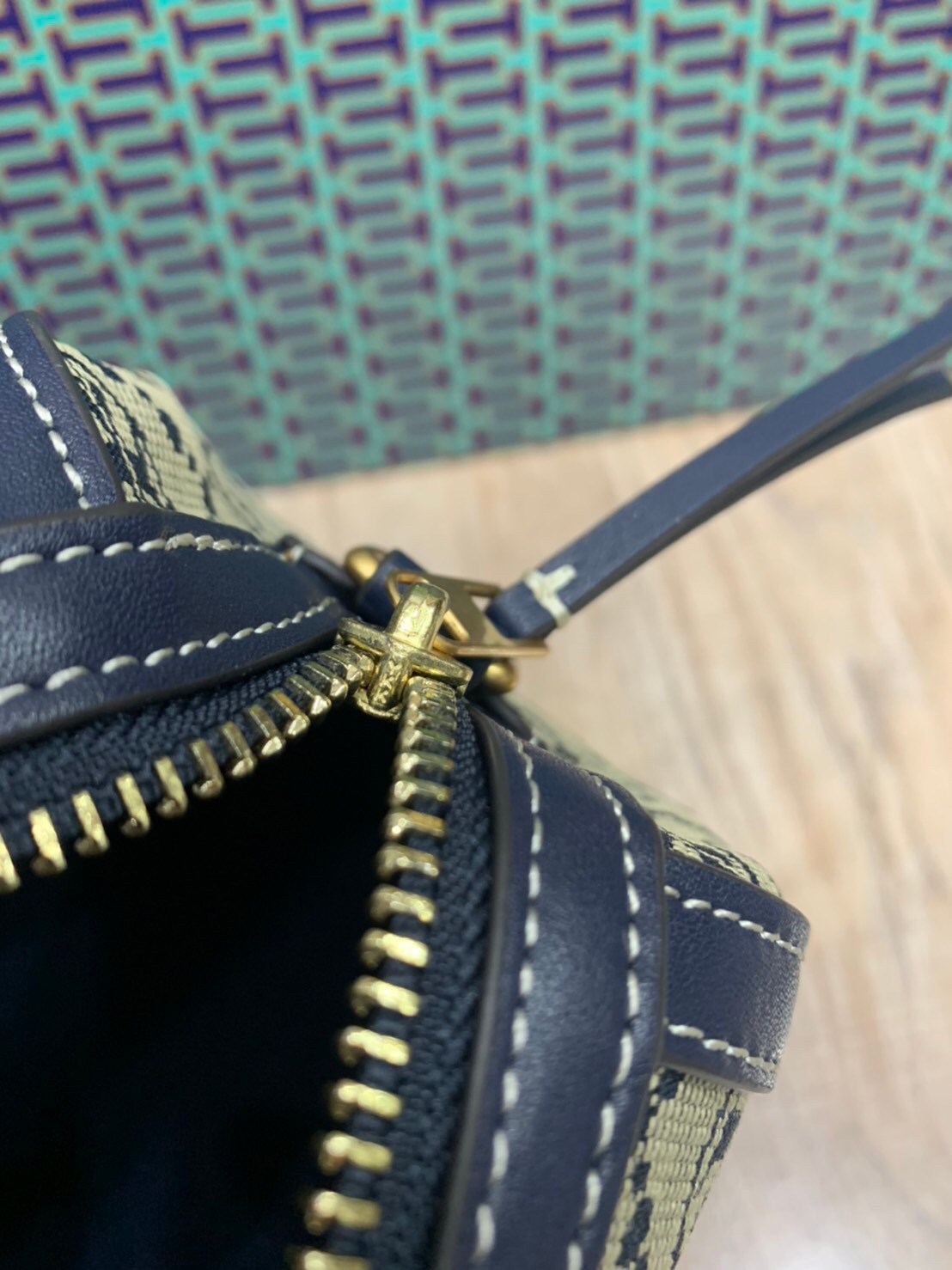 mini TORY BURCH FACTORY MONOGRAM JACQUARD BOSTON BAG กระเป๋าทรงหมอนรุ่นใหม่ล่าสุดจาก TORY BURCH FACTORY วัสดุ Woven Jacquard & Leather ในลาย Jacquard จะถือหรือสะพายก็สวยหรู ทรง Boston อะไหล่ทอง