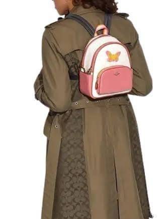 COACH Mini Court Backpack In Signature Canvas With Butterfly / With Radish C8259 C8257 🌈ต่อกันเลย สวยกันก่อน วางน้องไม่ลงเลยจริงๆค่าา😍 พร้อมส่ง! ยังไม่เข้าไทย กับกระเป๋าสะพายหลังแบบมีหูหิ้วในตัว บอกก่อนเลยว่าหนังของน้องทั้งนิ่ม ทั้งสวย อย่