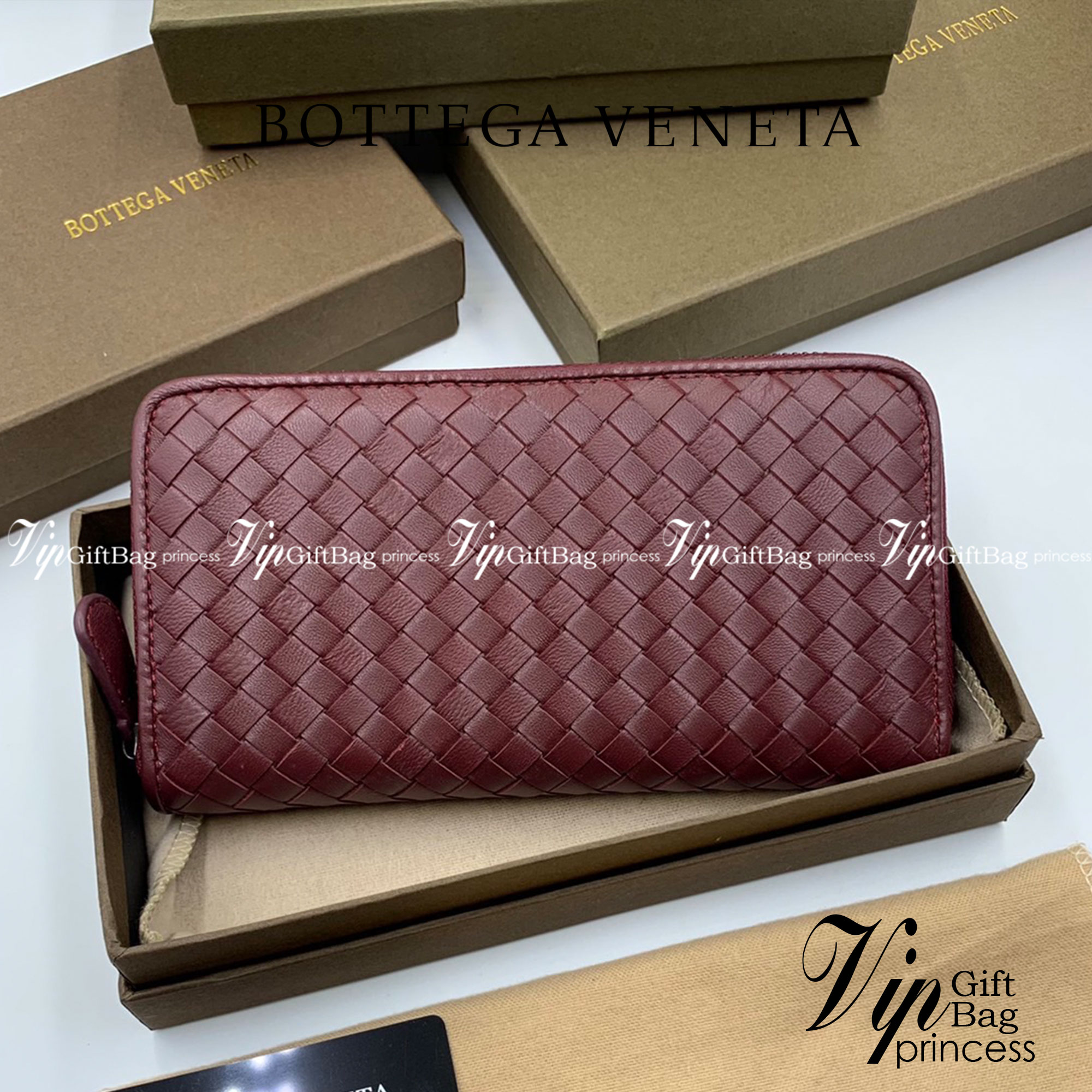 หนังแท้ BOTTEGA VENETA LONG WALLET ZIP AROUND / BV Wallet / BV Long Wallet พร้อมส่งที่ไทย กระเป๋าสตางค์ใบยาวซิปรอบ งานหนังแท้ทั้งใบ รุ่นตามหา เป็นรุ่นยอดนิยม ใช้ได้ทั้งหญิงชาย คลาสสิกหยิบมาใช้งานได้บ่อยที่สุด ใช้ทนทานได้นานภาพสินค้าถ่ายจากงานขายจริง ใช้งา