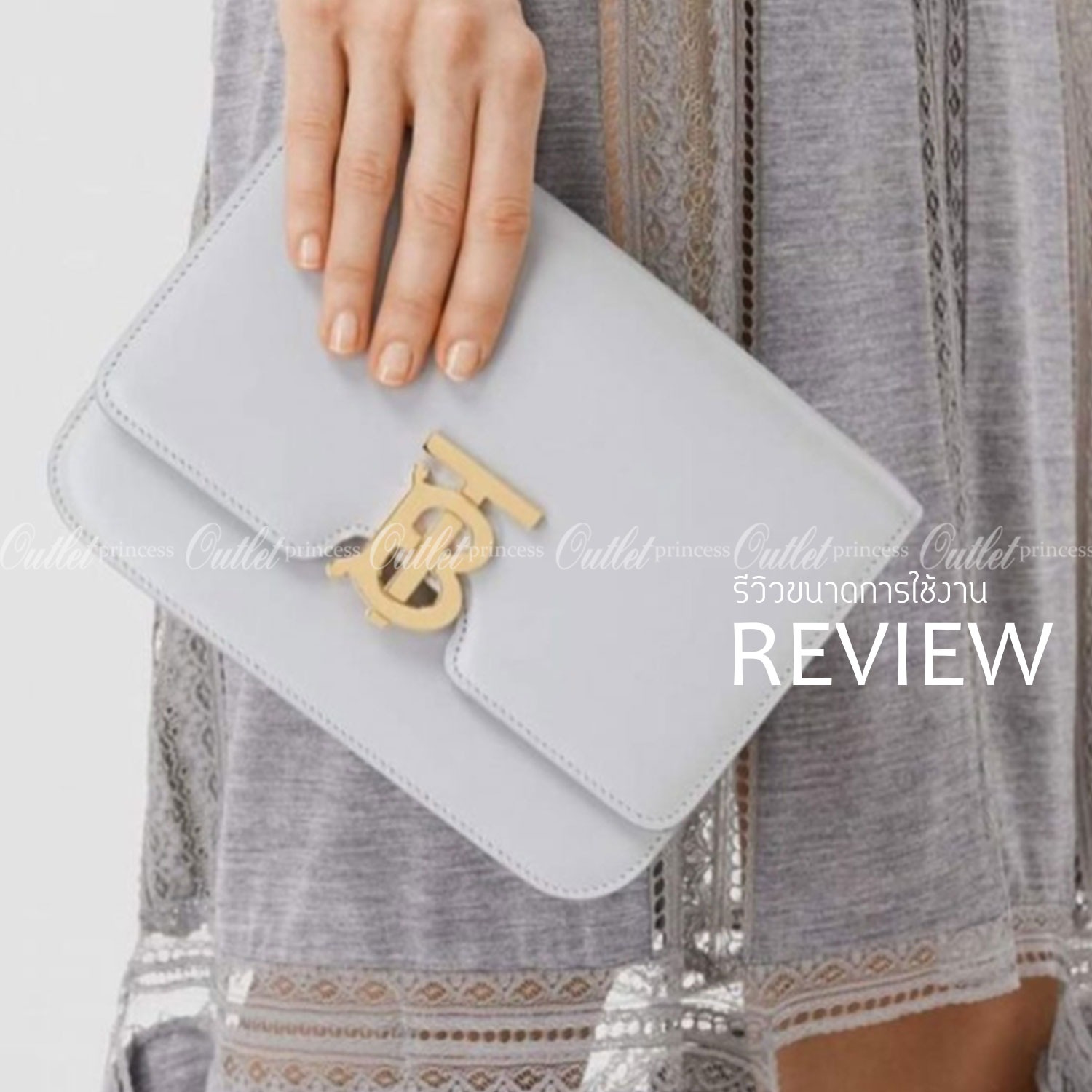 BURBERRY FRAGRANCES CROSSBODY BAG VIP GIFT WITH PURCHASE (GWP) กระเป๋าสะพายพรีเมี่ยมกิ๊ฟ Limited Edition จากน้ำหอม BURBERRY DUTY FREE วัสดุ Calfskin หนังเรียบสวยอยู่ทรงดีไซน์ยอดนิยมประดับโลโก้แบรนด์ทองด้านหน้า เปิดปิดด้วยฝาปิดสัญลักษณ์ตัวB ภายในมีช่องแบ่ง