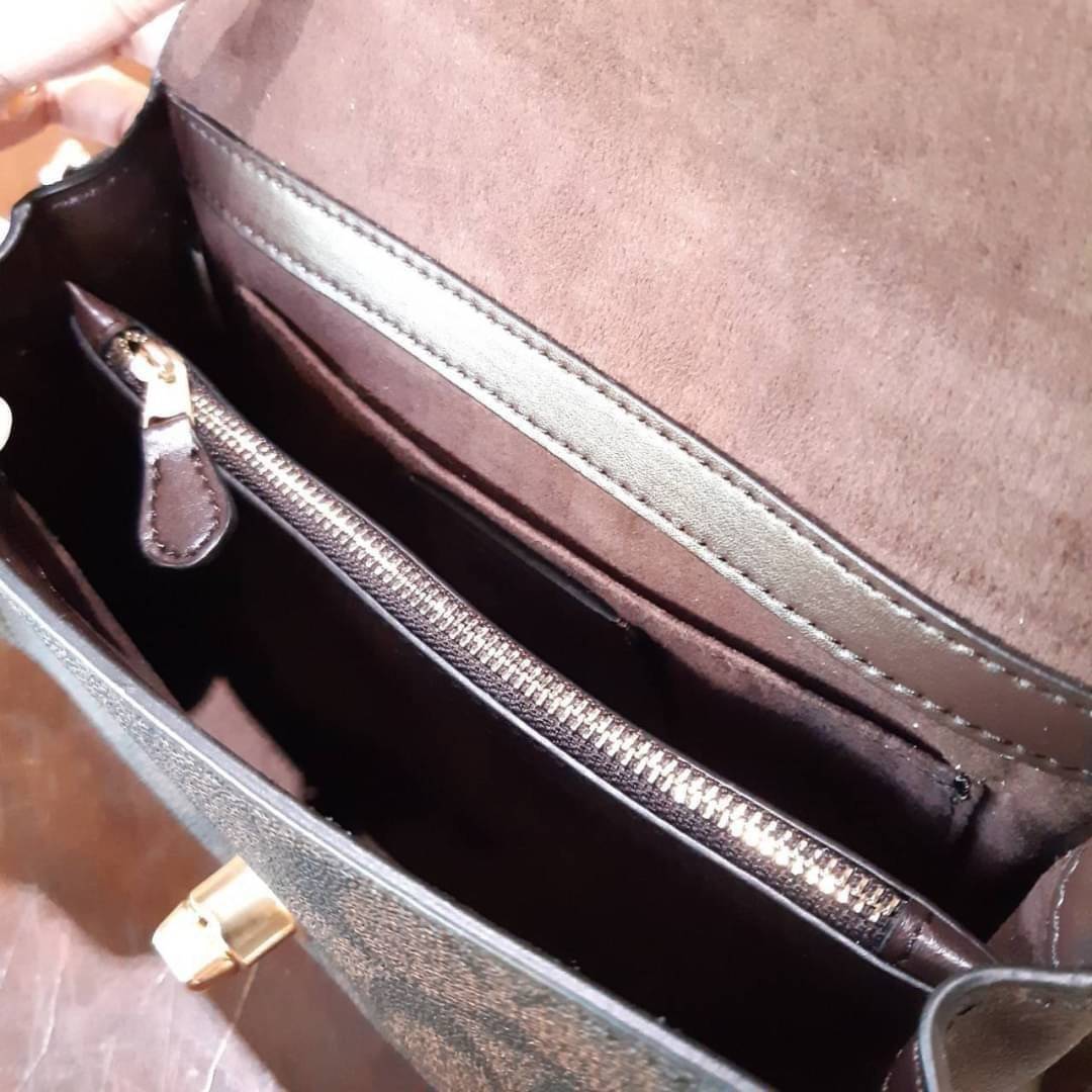 COACH TILLY SATCHEL 23 IN SIGNATURE CANVAS ((C1802//C1439/C1435)) กระเป๋า crossbody สวยหรู ขนาดใหม่ พร้อมสีมาใหม่!! ดีไซน์ย้อนยุค วัสดุหนังแคนวาสเคลือบลายสลับหนังแท้ มาพร้อมหูจับในตัว และสาย crossbody ปรับได้ตามตัว เปิด-ปิดด้วยตัวบิดล็อค ภายในโล่ง บุกำมะห