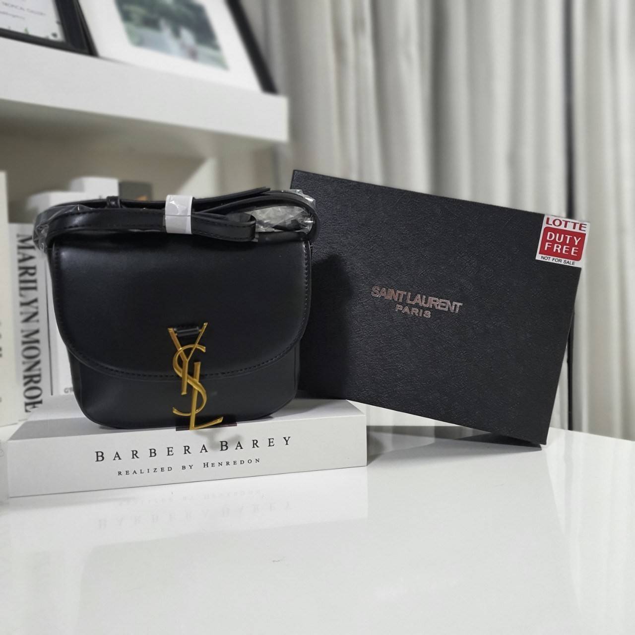 VIP 】YVES SAINT LAURENT YSL BAG VIP GIFT WITH PURCHASE (GWP) พรีเมี่ยมกิ้ฟ Limited Edition จาก YSL DUTY FREE COUNTER วัสดุหนังPu ทรงสี่เหลี่ยมหนังสวยหรูอยู่ทรงเปิดปิดด้วยฝาปิดโลโก้แบรนด์อะไหล่ทองวินเทจ ภายในโล่งมีช่องหลัก และช่องใส่บัตรสามารถใส่มือถือของใ