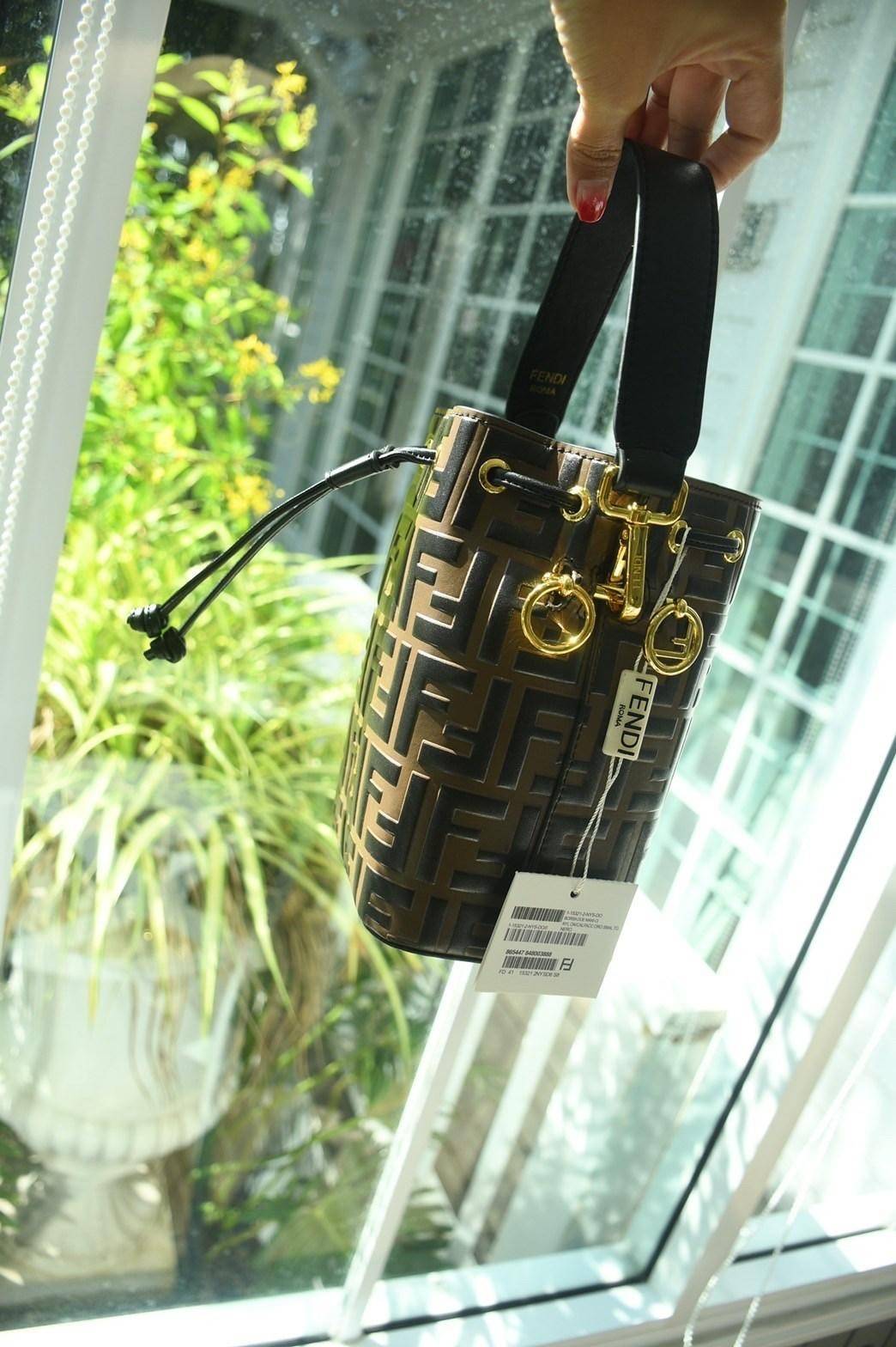 Fendi MonTresor mini Bucket Bag กระเป๋าถือหรือสะพายข้าง วัสดุหนังแท้หนังแข็ง ทรงขนมจีบ ลายแบรนด์ อะไหล่ทองหรูหรา จุของได้เยอะ น้ำหนักเบา ตั้งอยู่ทรง ด้านในโล่ง มี2สาย สายสั้น+ยาว ถอดสายได้ Crossbody ได้ สายยาวปรับระดับได้ คุ้มสุดๆ ใบนี้ไม่ควรพลาดค่ะ ดาราเ