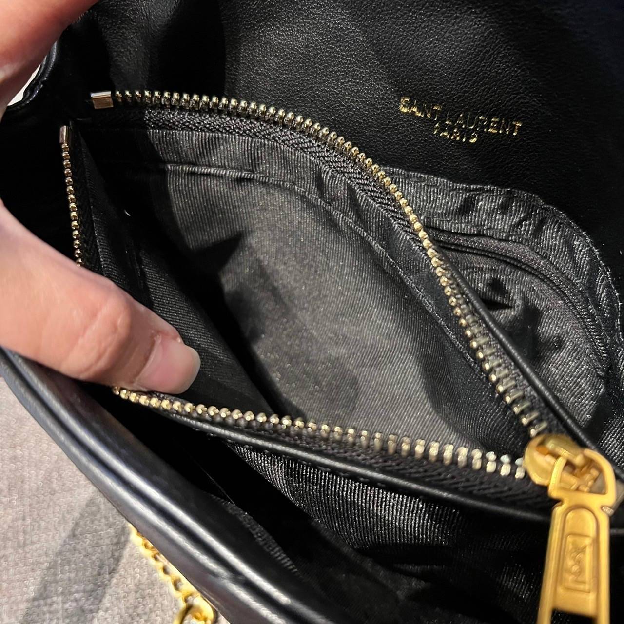 Yves Saint laurent crossbody boutique vip bag กระเป๋าสะพายไหล่ ดีไซน์ทรงสวยหรู พิเศษ แถมฟรี พวงกุญแจห้อยอะไหล่สีทอง ดูแพงไปหมดจริงๆไอเท็มนี้ วัสดุหนังสังเคราะห์ เปิด-ปิดด้วยกระดุมแม่เหล็ก ภายในโล่งกว้าง มาพร้อมหูจับในตัว และสายสะพายครอสบอดี้ที่สามารถถอดออ