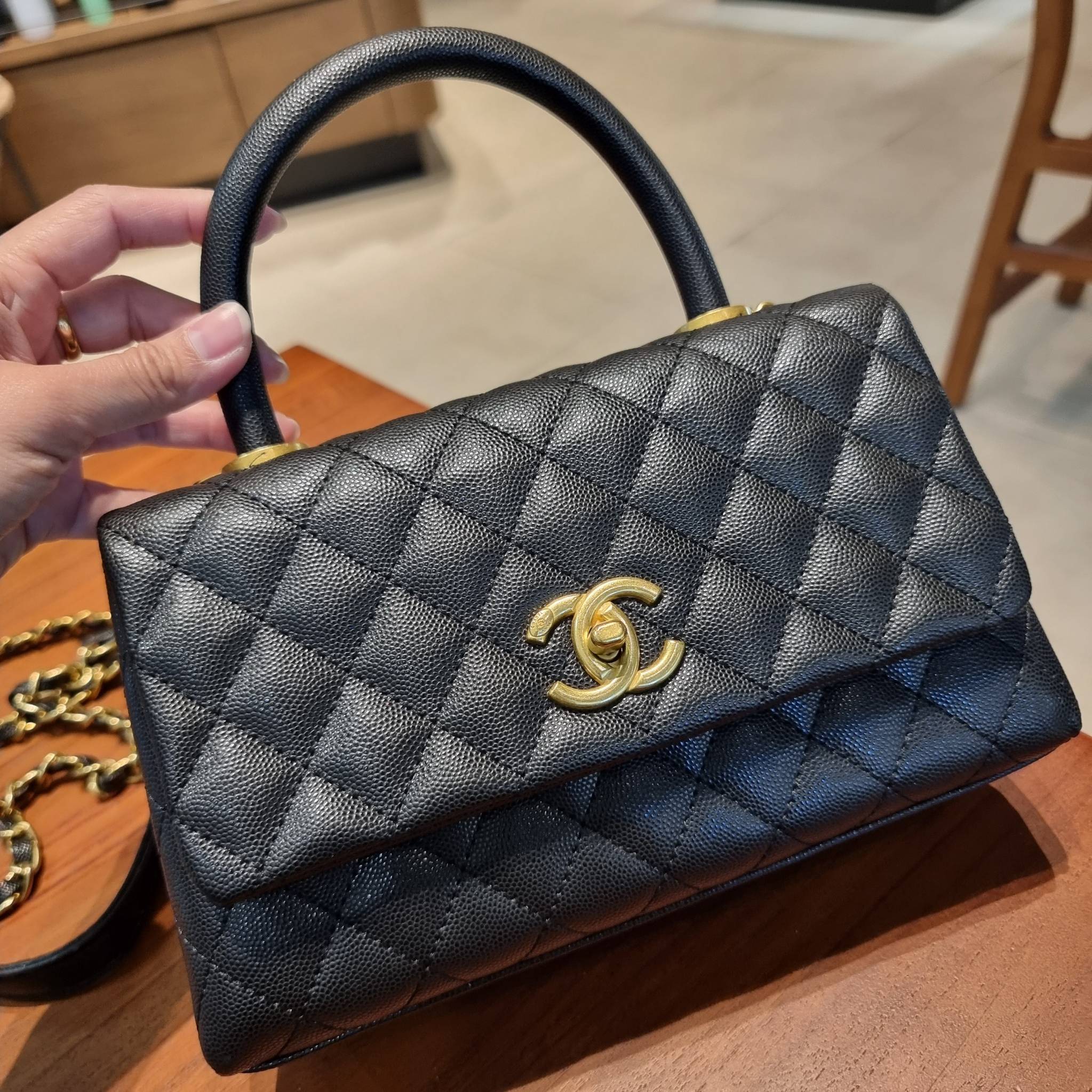 VIP 】รุ่นยอดฮิตตลอดกาล ไซส์กำลังสวย!! จากแบรนด์ Chanel กระเป๋าถือ/สะพาย หนังลายคาเวียร์ โลโก้เด่นชัด เปิด-ปิดกระเป๋าด้วยตัวบิดล็อค อะไหล่สีทองหรู ทรงสวยผู้ดี ภายในกระเป๋ามีช่องโล่งกว้างจุของได้พอสมควร มีช่องซิปแบ่งสัดส่วน ด้านหลังมีช่องเก็บของจุกจิกอีก 1 