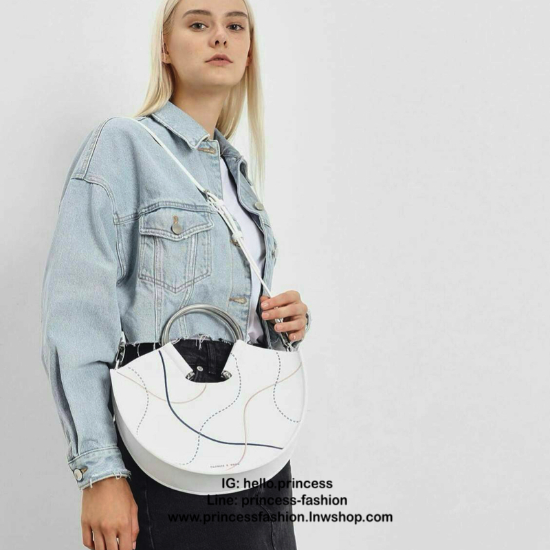 CHARLES & KEITH รุ่น U SHAPE TOP HANDLE BAG CK2-30780786_WHITE ราคาปกติช้อป ( ฿2,590.00 ) กระเป๋าทรงโค้งรูปตัว U วัสดุหนัง PU ลงแพทเทิร์นลวดลาย เส้นด้ายปักแต่งสีสัน บนตัวกระเป๋า เพิ่มความสวยสะดุดตา รับประกันความเก๋!! จะทำให้คุณโดดเด่นไม่เหมือนใคร หูกระเป๋