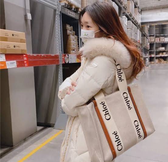 CHLOÉ Woody large leather-trimmed cotton-canvas tote กระเป๋าแบรนด์ดังจากสัญชาติฝรั่งเศส เป็นที่ชื่นชอบของเซเลบริตี โคลเอ้รุ่นนี้เป็นสไตล์วินเทจ เรียบหรูและดูดี ออกแบบมาเพื่อการใช้งานที่ง่ายแสนง่าย และยังจุของได้ไม่น้อยเลยทีเดียว เพิ่มความมีเสน่ห์และแข็งแร