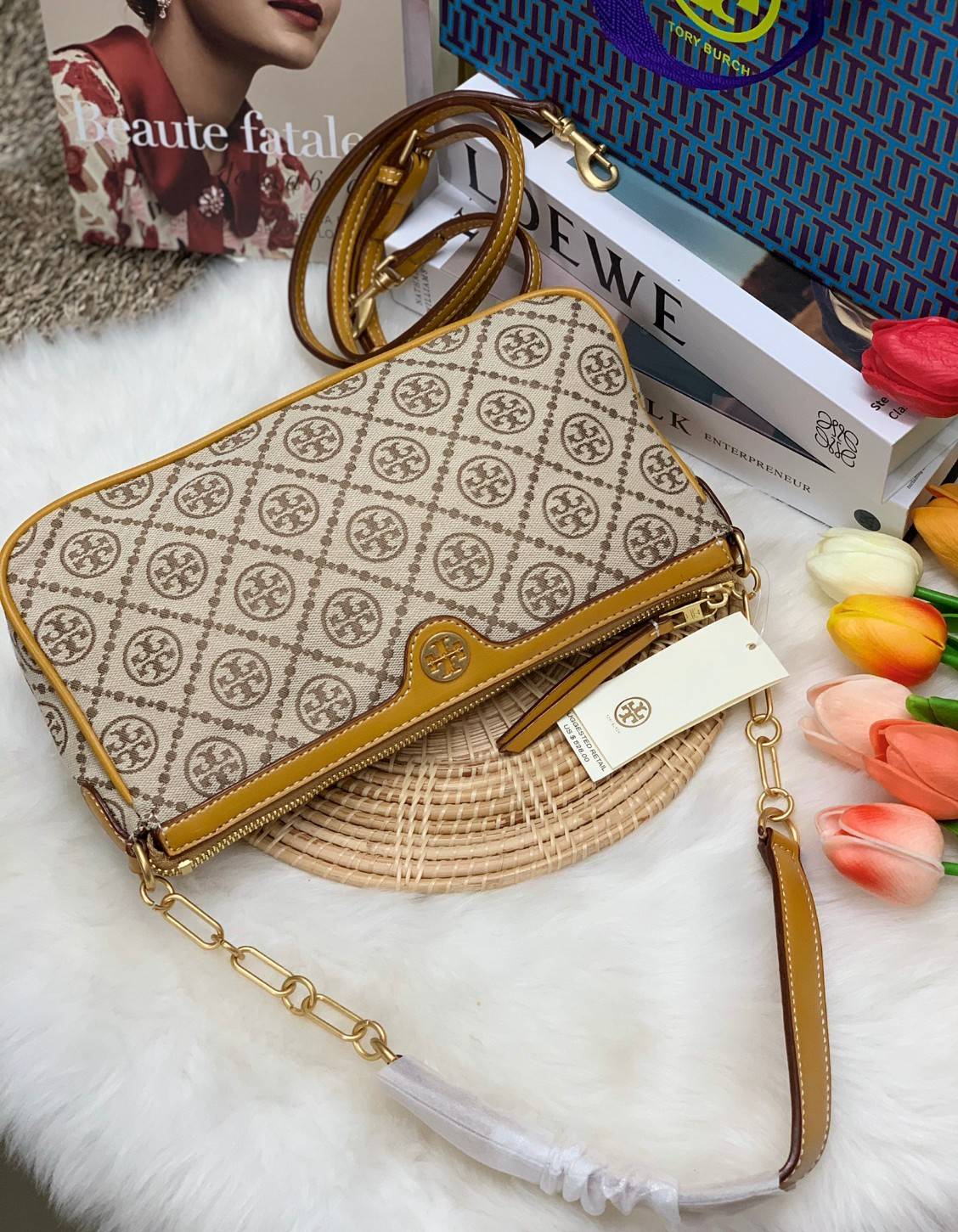 TORY BURCH T MONOGRAM JACQUARD SHOULDER BAG มาพร้อมค่ะ! กระเป๋าหิ้ว//สะพายไหล่//สะพายข้างได้ เปลี่ยนลุคดูไม่จำเจค่ะ วัสดุ jacquardทอบายแบรนด์+ตัดขอบหนังแท้ ได้ลุคลาสสิคบวกกับความทันสมัยได้อย่างลงตัวทีเดียวค่ะ เปิดปิดกระเป๋าด้วยซิป ภายในกว้างใส่ของสำคัญได้