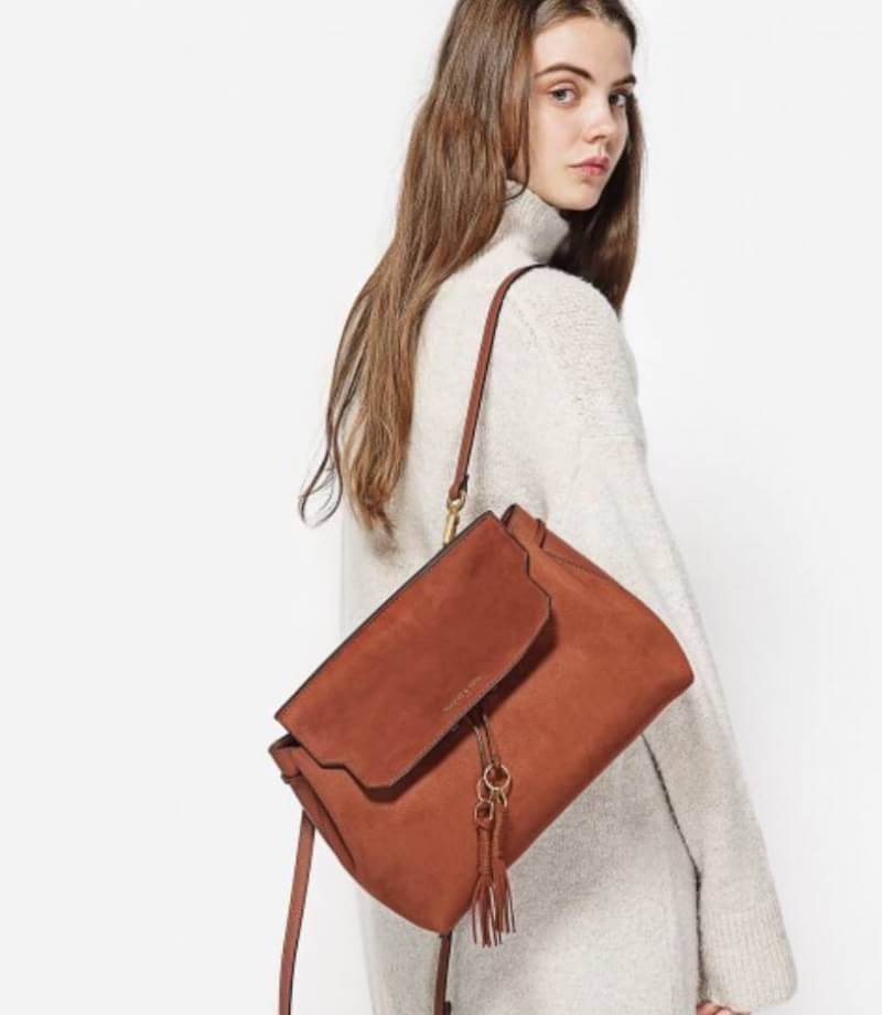 CHARLES & KEITH TASSEL DETAIL SLING BAG กระเป๋าสะพายทรงสวย ที่ฝาพับด้านหน้าแต่งหนังตัดกับหนังกลับสวยงาม สะพายได้ทั้งแบบเป้ และสะพายข้างก็เก๋ไปอีกแบบ มีโซ่เหล็กห่วงห้อยตุ้งติ้งน่ารัก จุของได้เยอะ พร้อมปั๊มโลโก้แบรนด์สีทองเด่น ภายในมีช่องแบ่งใหญ่ใส่ iPhone 