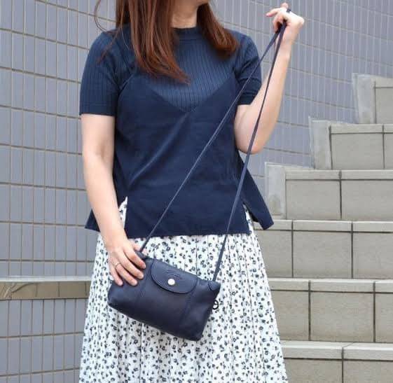 Longchamp Le Pliage Cuir Crossbody Bag อีกหนึ่งคอลเลคชั่น Le Pliage Cuir หนึ่งในตระกูลกระเป๋าสุดไอคอนิกจากแบรนด์ Longchamp และจัดการปรับดีไซน์ให้มีขนาดเล็กลงในทรงcrossbody กะทัดรัดสะพายแล้วคล่องตัว ด้วยดีไซน์ที่ดูเป็นเอกลักษณ์การใช้งานช่องหลักที่ซิปด้านหล