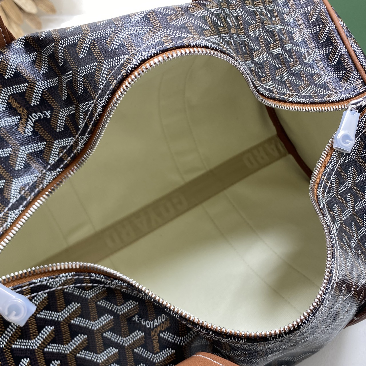 ORI หนังแท้ | Goyard Barrel 40 Sports Bag กระเป๋าสะพายทรง Keepall ใบใหญ่ ดีไซน์สปอร์ต ภายในโล่งกว้าง จุของได้เยอะ มีหูจับด้านบน เพิ่มฟังชั่นหูหิ้วด้านข้าง สะดวกใช้งาน