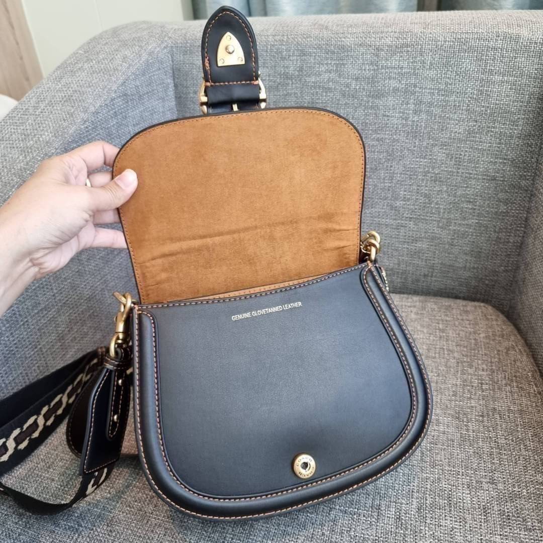 COACH C0749 BEAT SADDLE BAG The best item! ที่สาวๆรอคอย! ฮอตไฟลุก! สีหายาก ละมุนคุณหนู คอลเลคชั่นใหม่ ดีไซน์หรูหรา พิเศษมากๆมาพร้อมสายสะพาย 2 เส้น ใช้คู่กันหรือแยกสะพายก็สวยครบสูตร กระเป๋าสะพายทรง saddle คลาสสิค วัสดุหนัง glove-tanned ทนทาน เปิด-ปิดด้วยกร