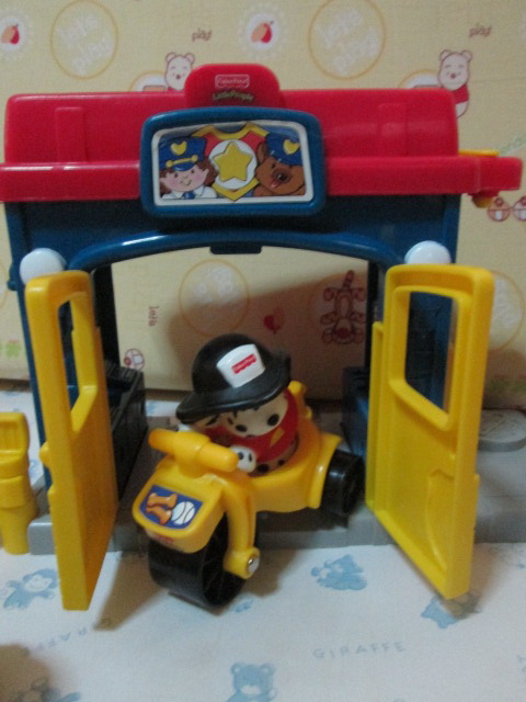 Fisher-Price Little People Mini Garage and Neighborhood Friends set ของเล่นมือสอง